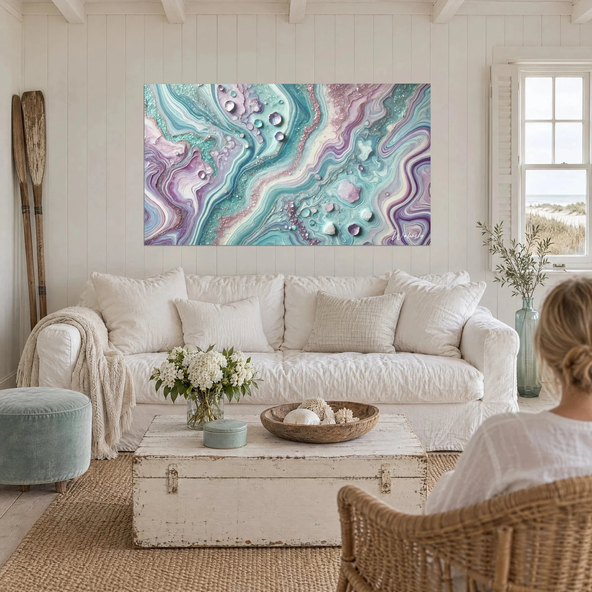Tableau vagues marbrées turquoise et mauve, veines nacrées et gemmes, au-dessus d'un canapé dans un salon lumineux