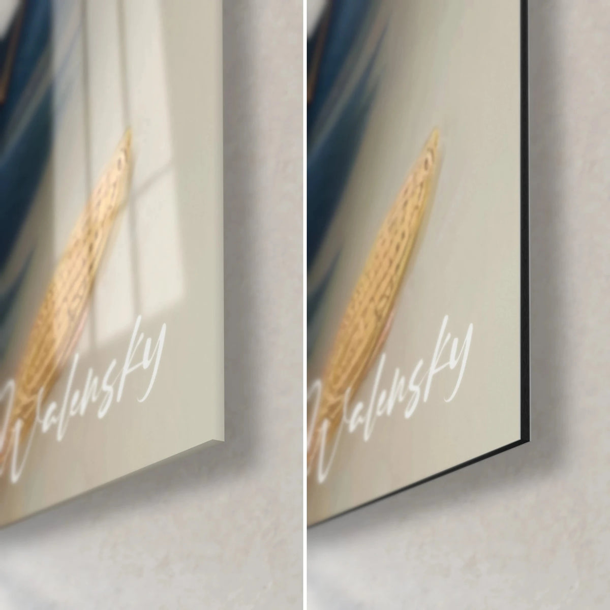 Gemälde mit goldenen und blauen Federn, untere rechte Ecke: glänzendes Acrylglas mit Reflexen, mattschwarzes Alu-Dibond, 3 mm Kante, weiße Signatur