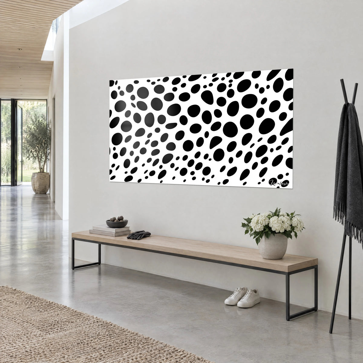 Tableau pelage de léopard stylisé, ovales noirs de tailles variées sur blanc pur, vue de trois-quarts, banc en chêne et vase blanc, salon d'architecte
