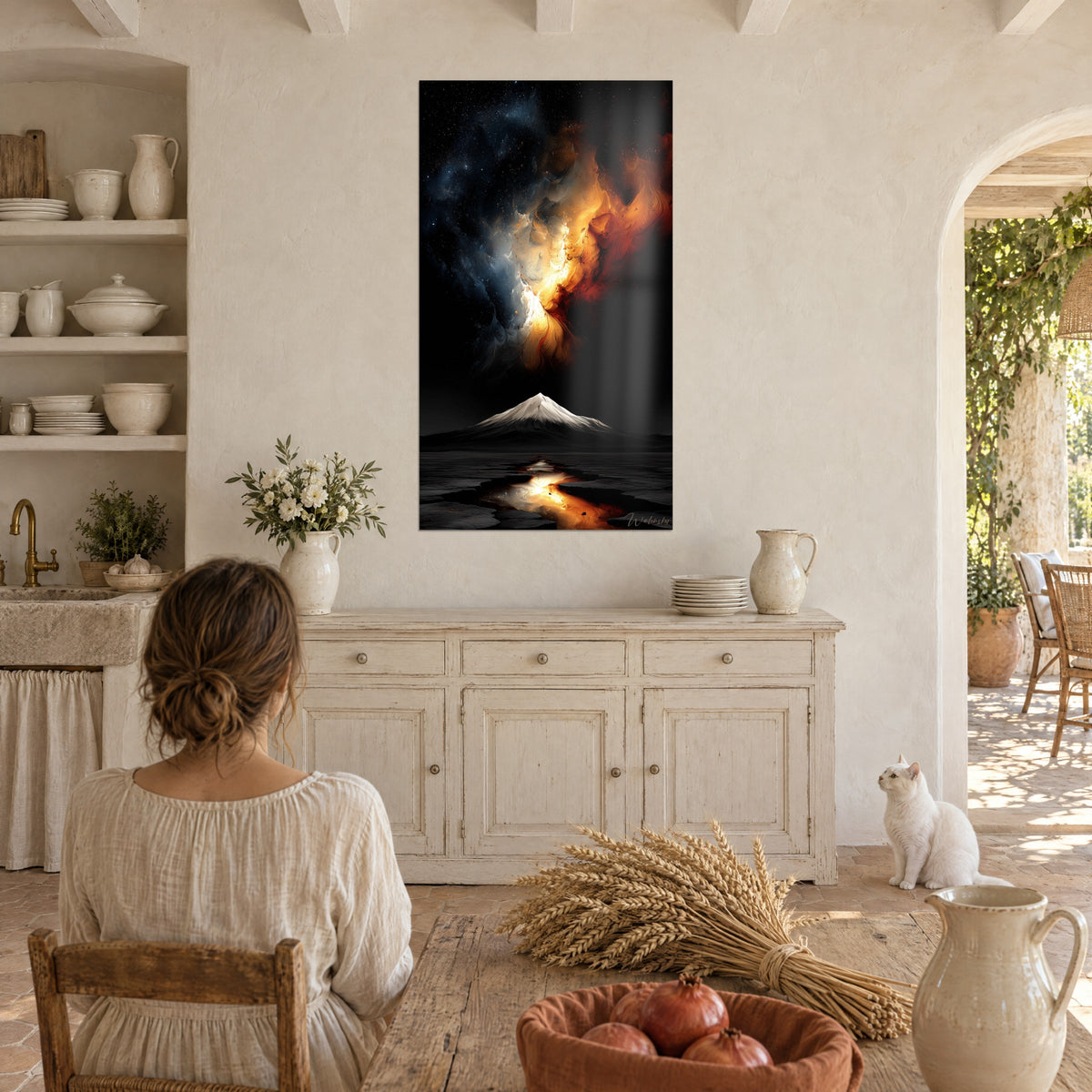 Gemälde Weißer Berg unter einem kosmischen Schleier in leuchtendem Orange und Stahlblau, Frau von hinten, sitzend neben einer weißen Katze in einem provenzalischen Landhaus