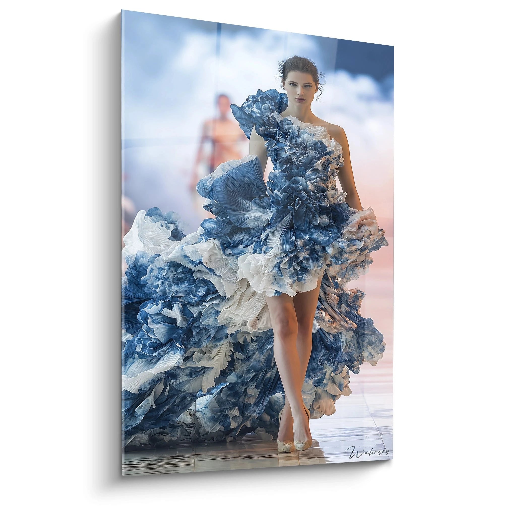 Tableau mural haute couture représentant une modèle en robe élégante avec des nuances de bleu