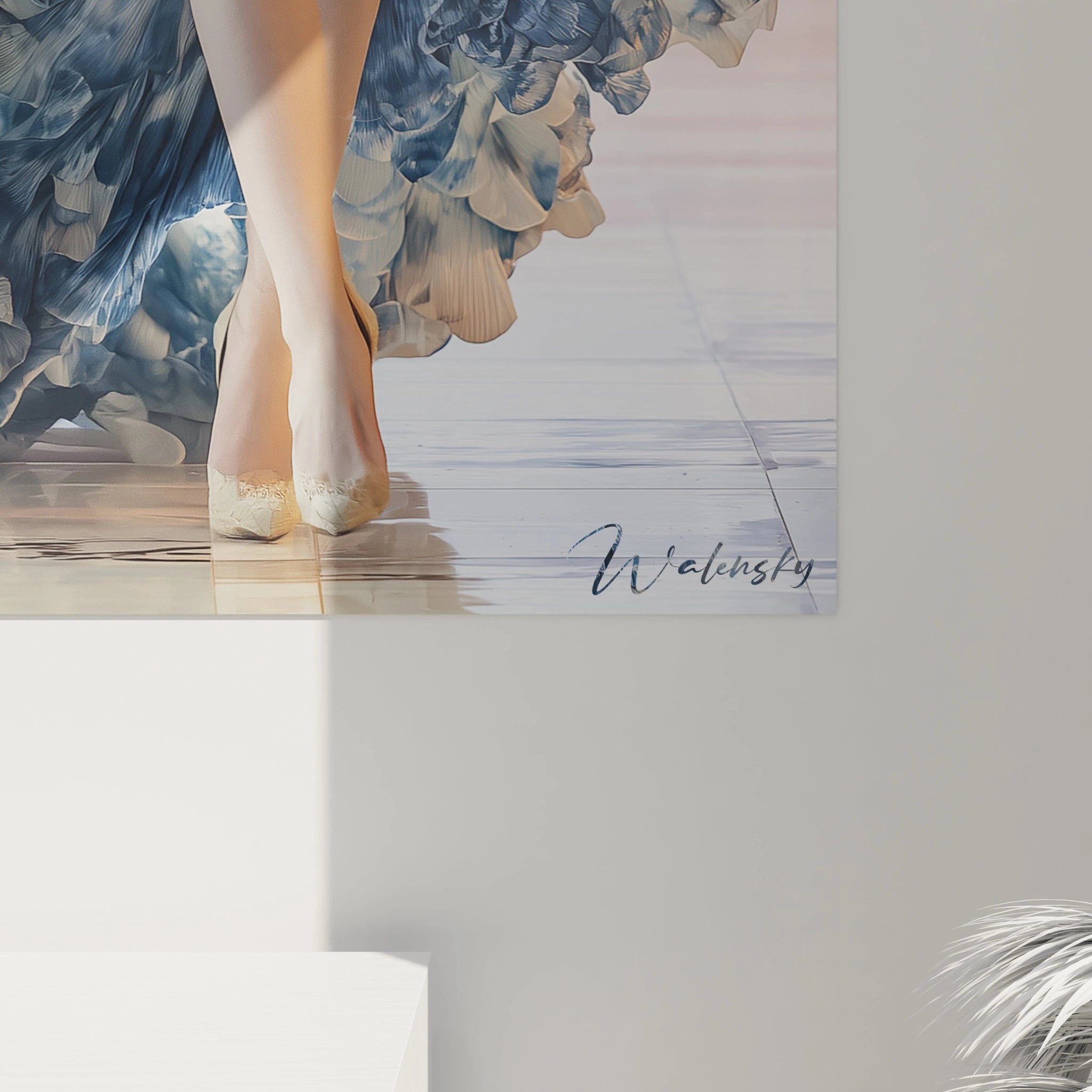 Tableau mural haute couture de Walensky mettant en avant une robe élégante avec des détails floraux