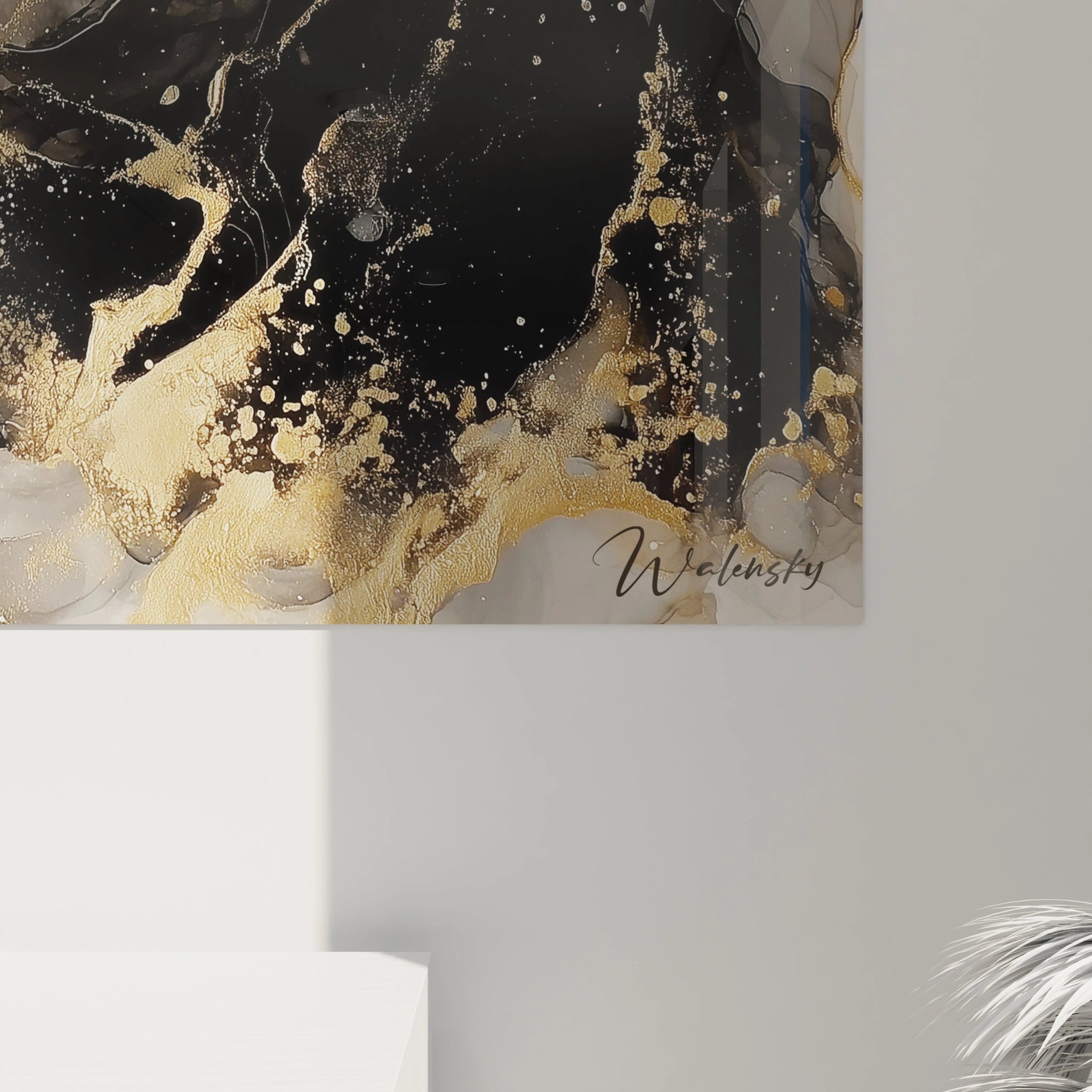 Tableau mural design haute couture Walensky avec des motifs dorés et noirs élégants