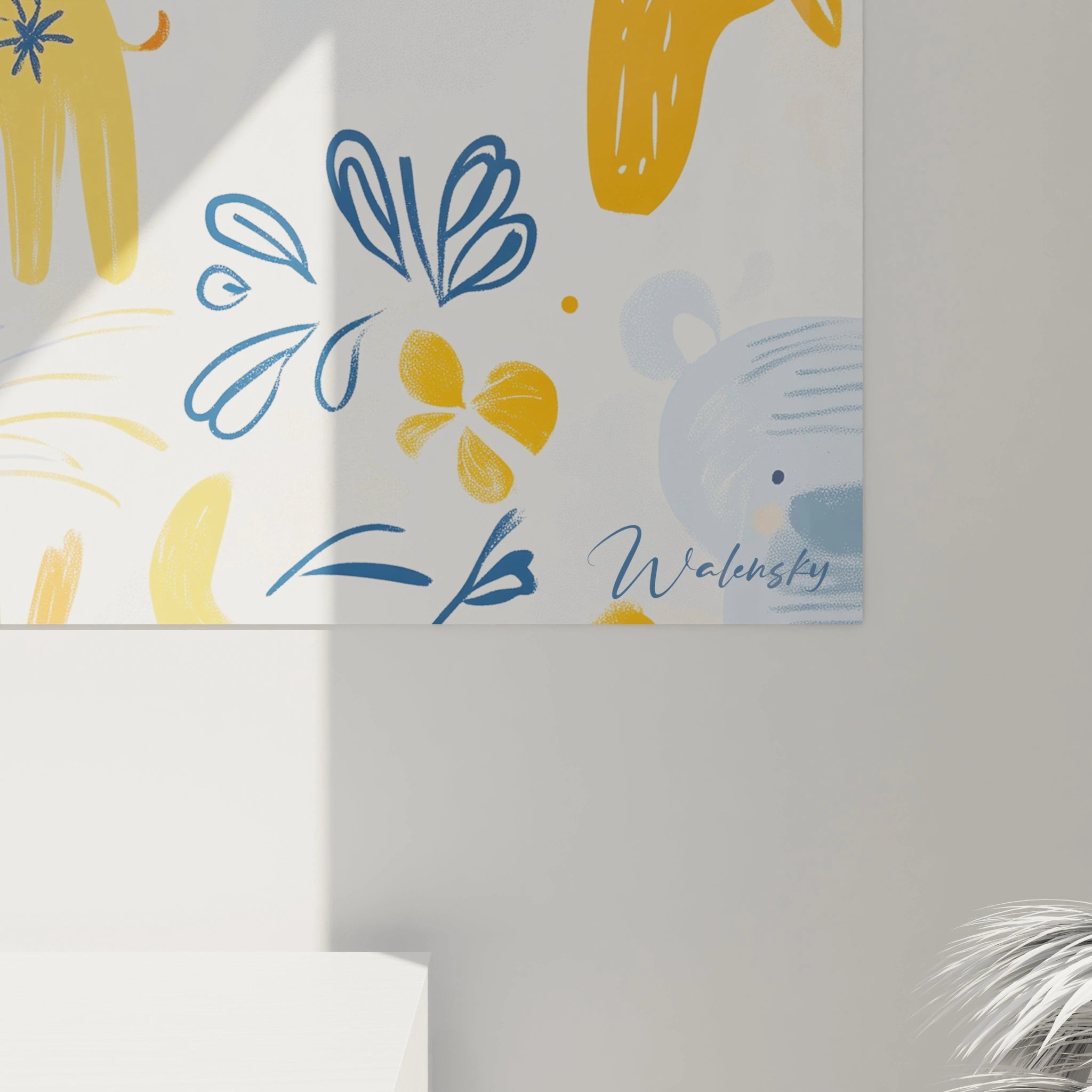 Un tableau dessin pour enfant affichant un lion central, accompagné d’autres animaux stylisés, en jaune et orange, avec des motifs végétaux et des détails en bleu marine sur un fond blanc texturé.