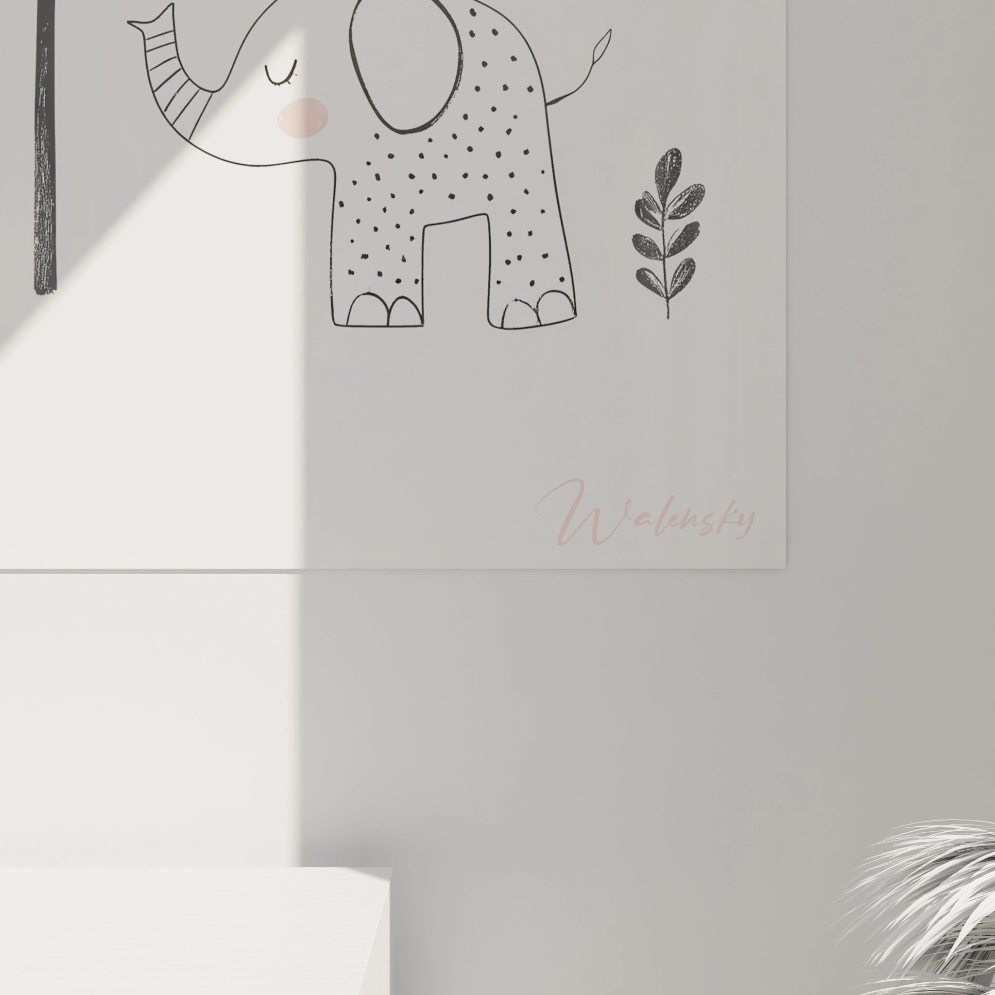 Tableau dessin pour enfant représentant trois éléphants aux motifs distincts, sous des arbres colorés. Couleurs dominantes : orange, gris et beige. Fines textures ponctuées et contrastes légers.