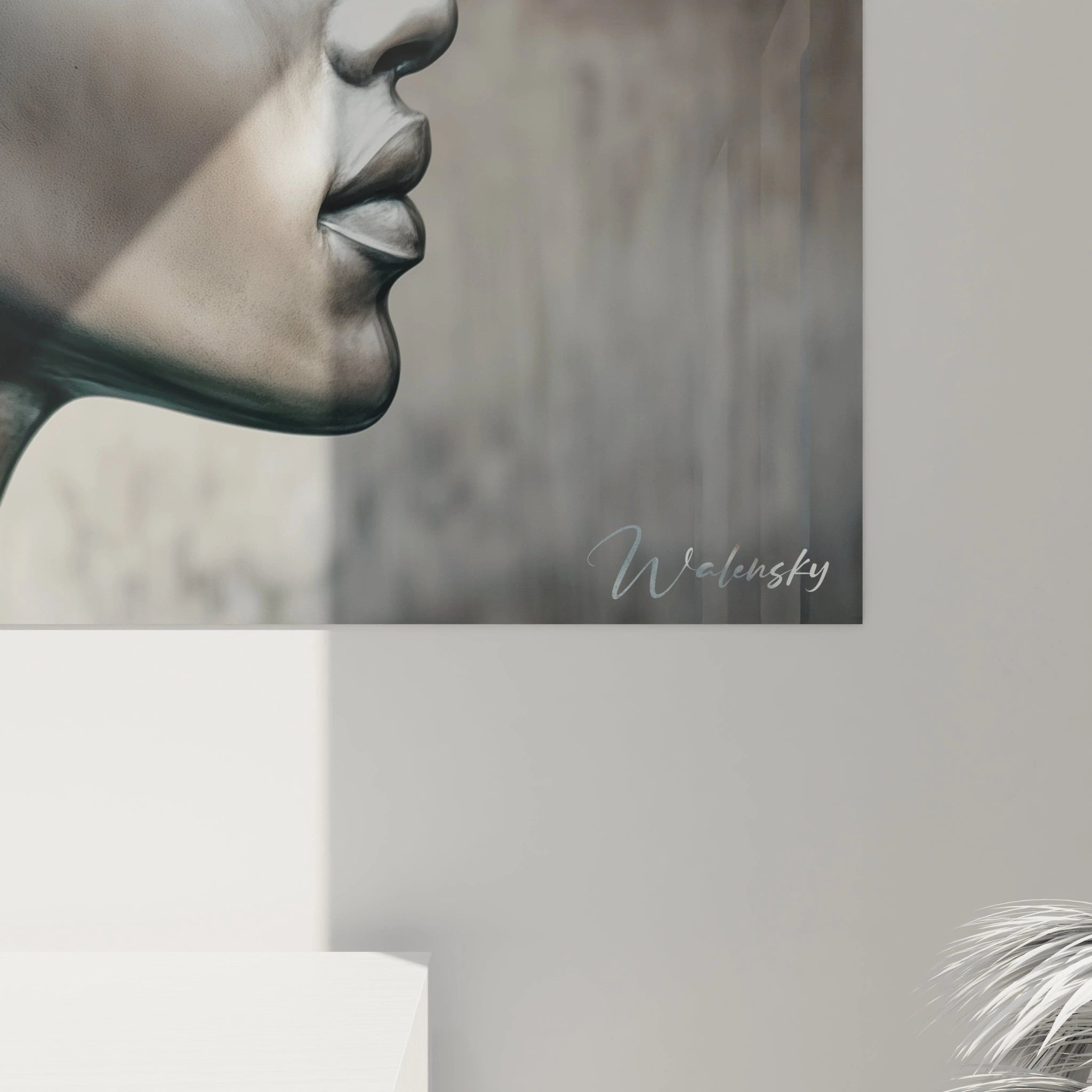 Une composition centrée sur deux profils, en noir brillant et argent mat, dans un tableau surréalisme abstrait avec des détails précis et un arrière-plan texturé gris clair.