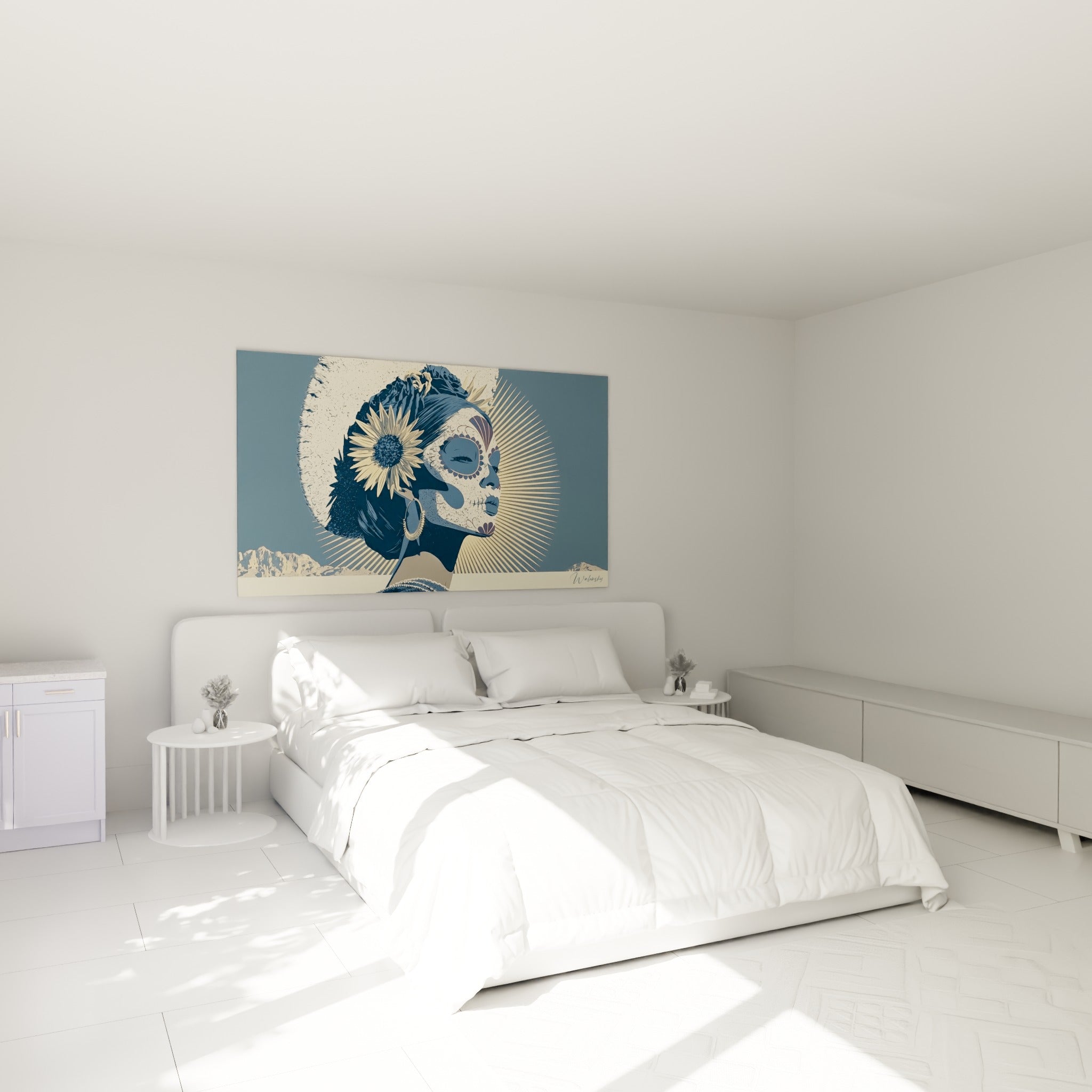 Portrait Dia de los Muertos bleu marine et ocre doré accroché au-dessus d'un lit dans une chambre claire