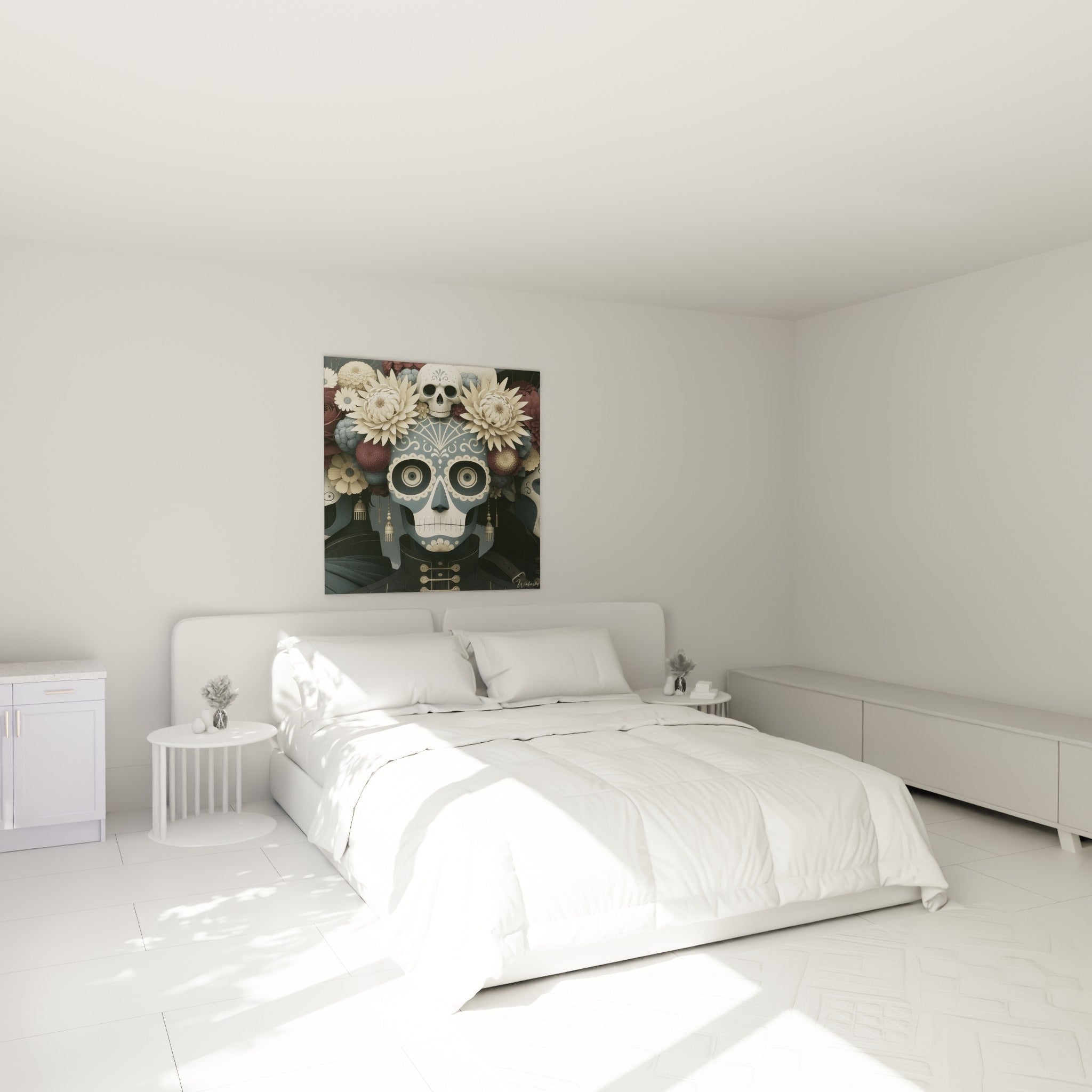 Calavera fleurie bleu ardoise et ocre du Dia de los Muertos accrochée au-dessus d'un lit dans une chambre claire