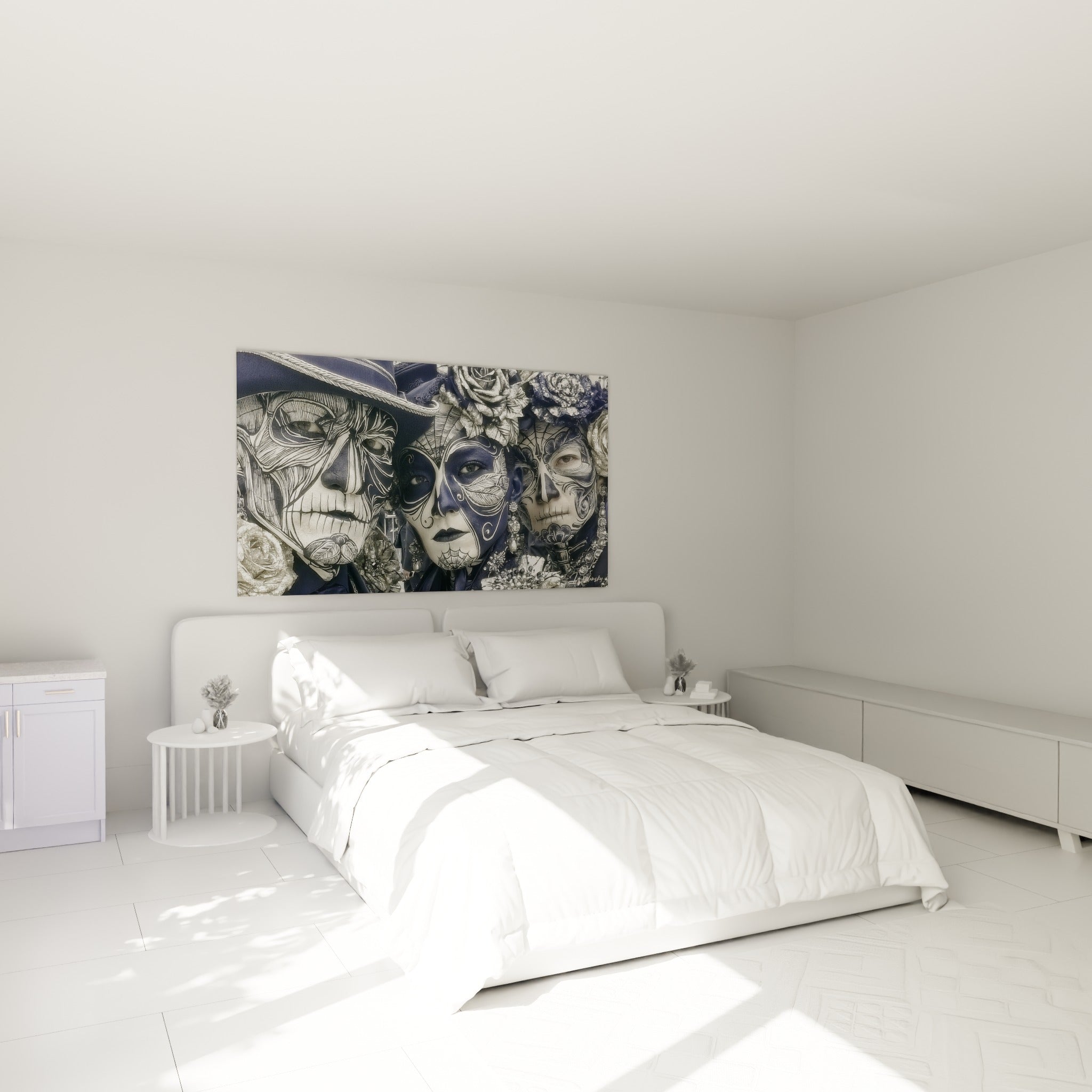 Visages Dia de los Muertos aux motifs bleu marine et blanc accrochés au-dessus d'un lit dans une chambre claire
