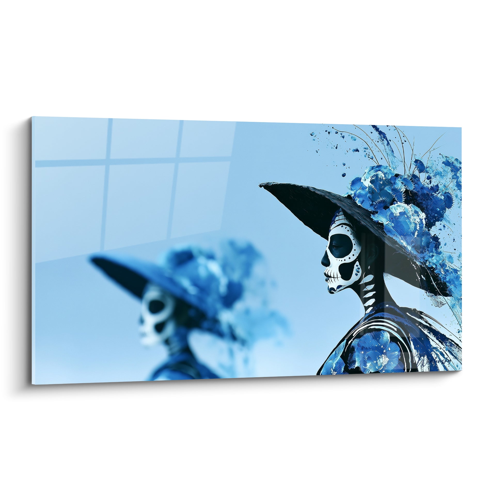 Catrina au profil peint blanc et noir, chapeau anthracite fleuri de bleu vif, fond pastel