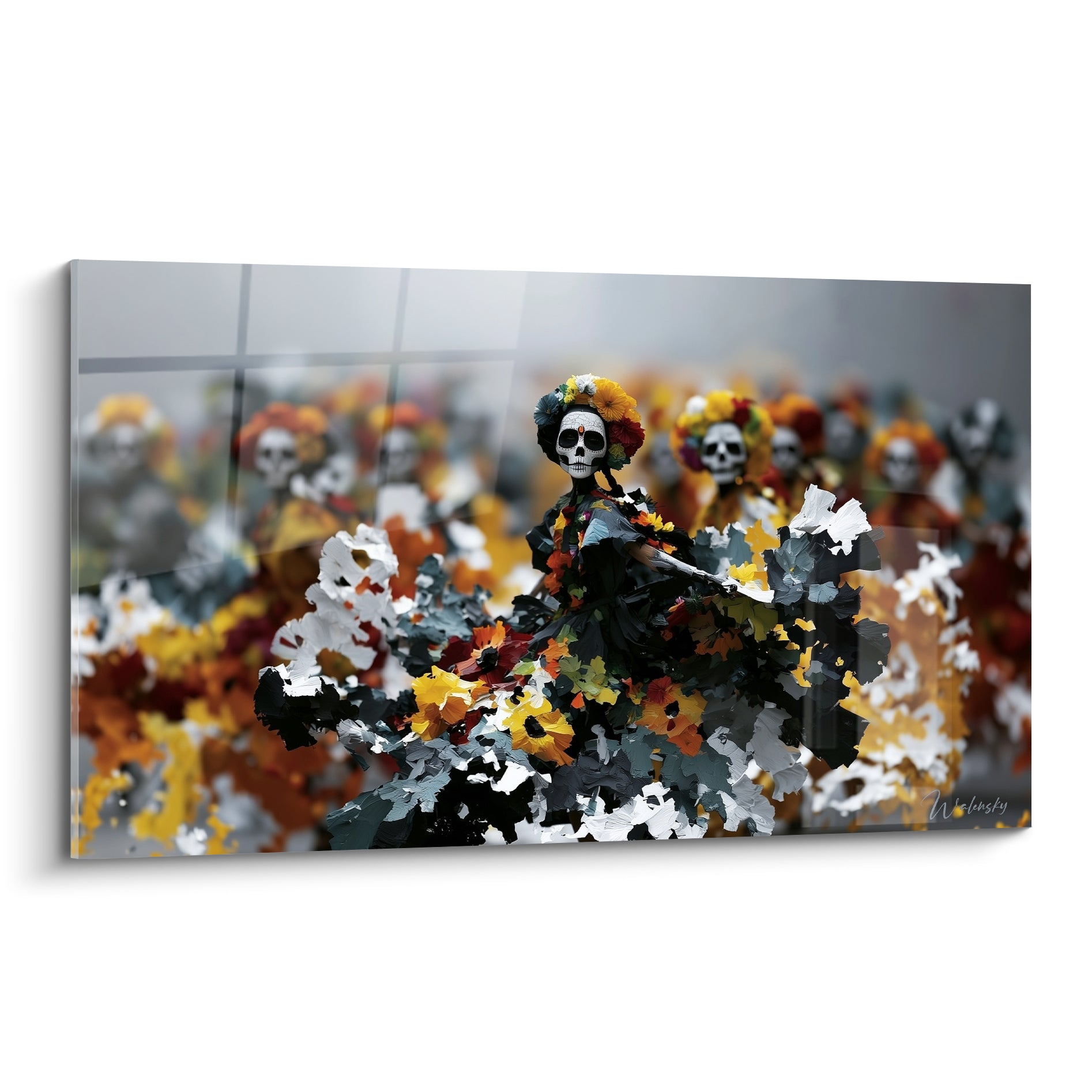 Catrina en robe noire et fleurs jaune safran, visage peint blanc, foule floutée derrière