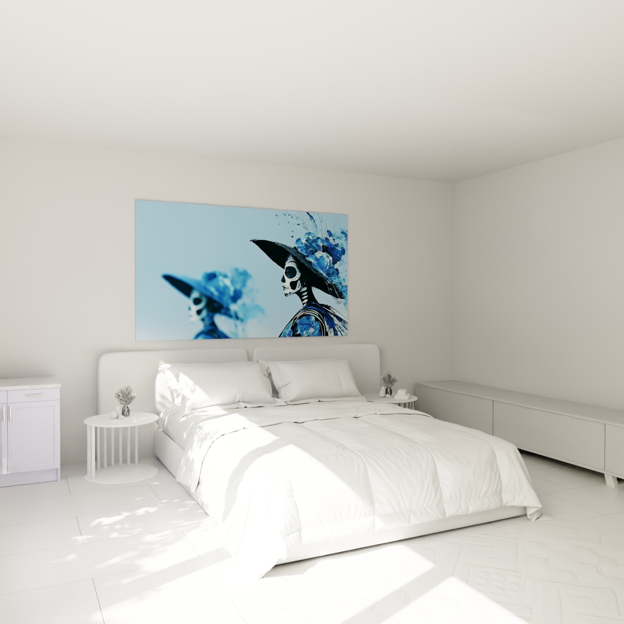 Silhouette de Catrina bleu marine et blanc, chapeau fleuri, au-dessus d'un lit dans une chambre claire