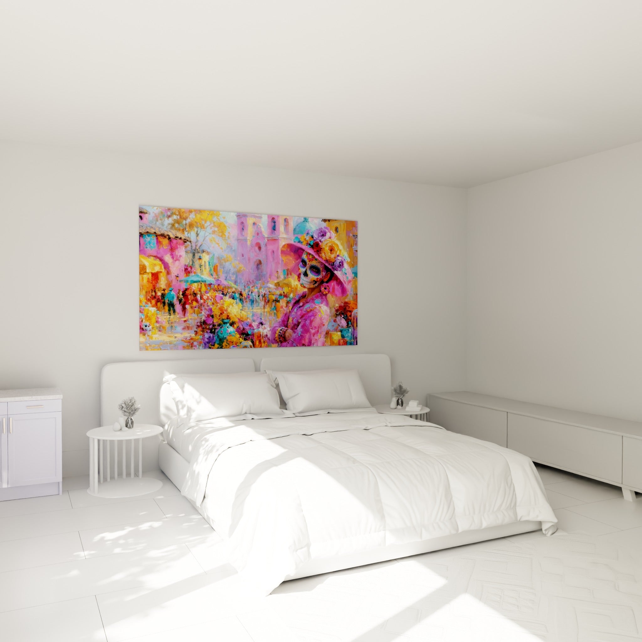 Femme masquée aux fleurs violettes et jaunes, tableau accroché au-dessus d'un lit dans une chambre claire