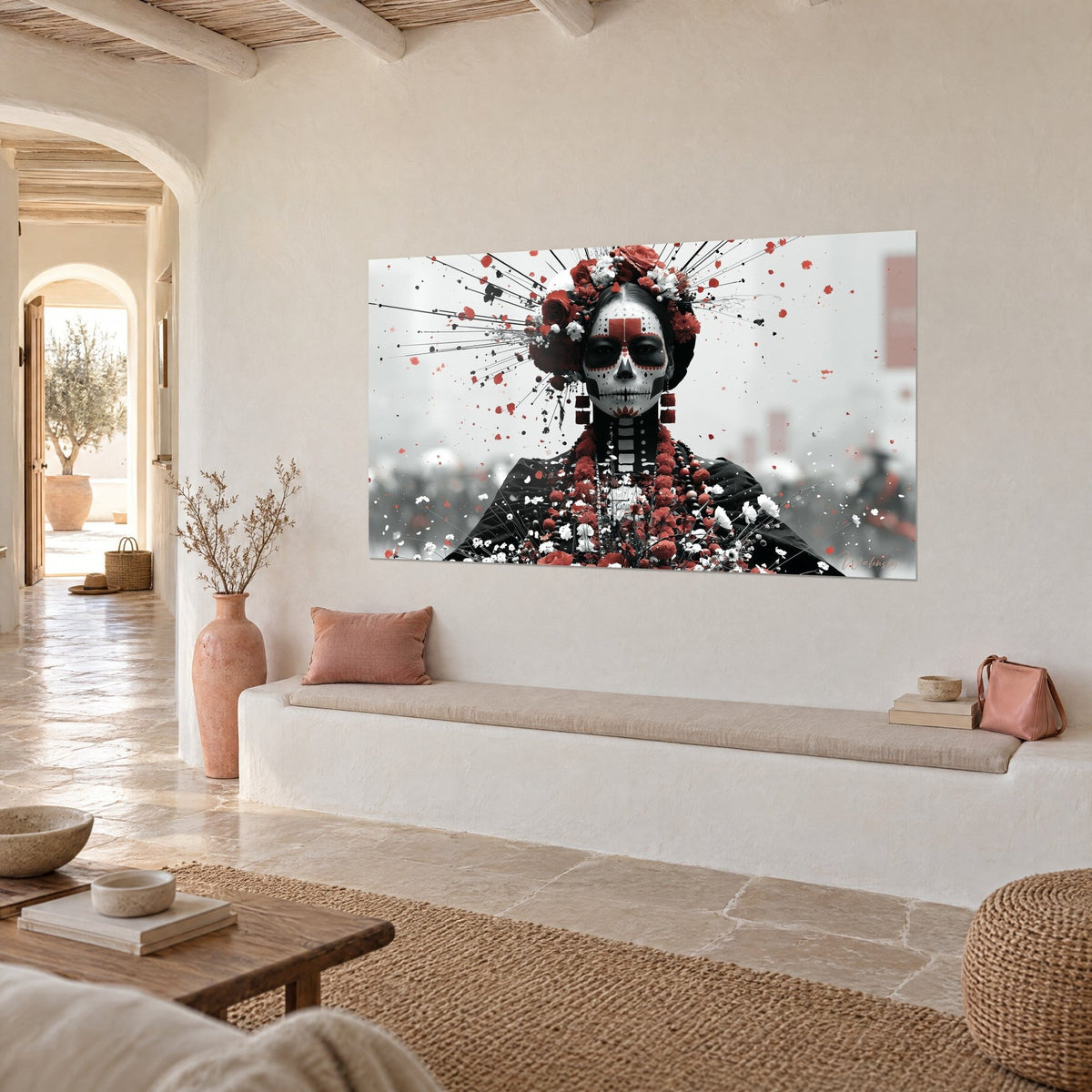 Quadro scheletro fiorito con petali rossi proiettati su uno sfondo grigio nebbioso, vista a tre quarti su una parete color crema mediterranea