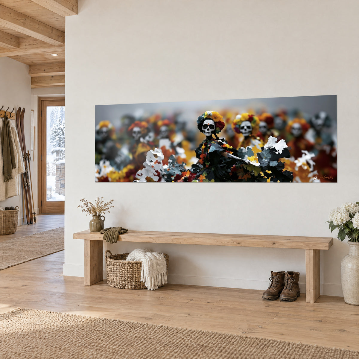 Gemälde Blumenskelett im zerrissenen schwarzen Kleid, orangefarbene und weiße Blütenblätter, verschwommene Silhouetten, Dreiviertelansicht in einer Almhütte