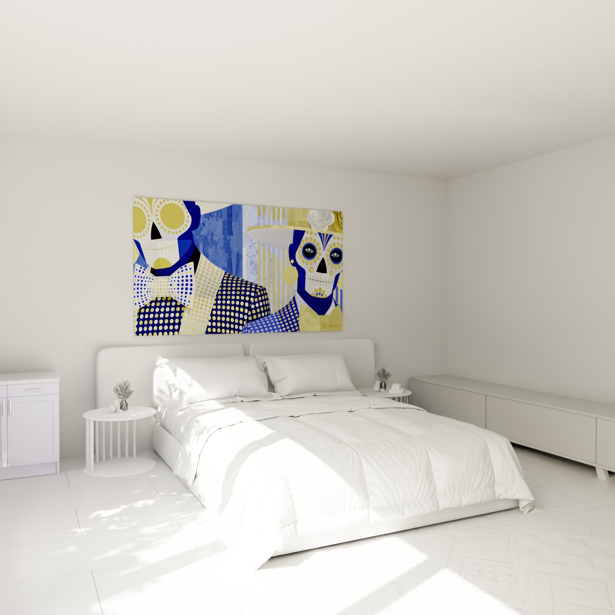 Figures Dia de los Muertos aux nœuds papillon dorés accrochées au-dessus d'un lit dans une chambre claire