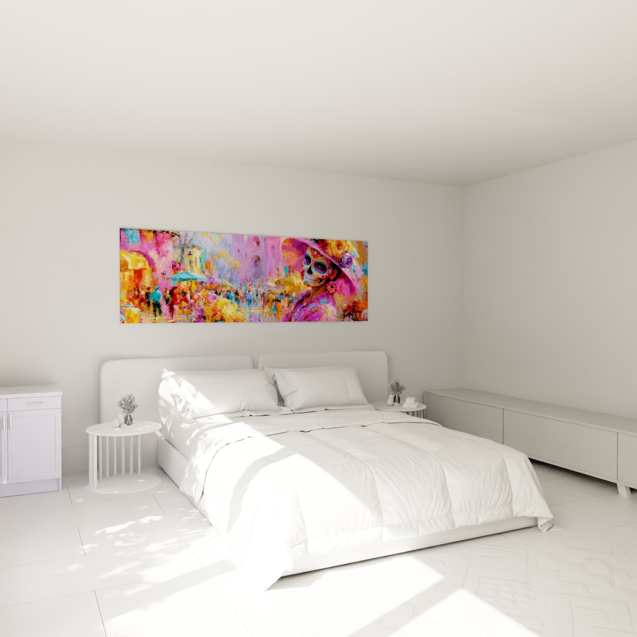Femme au visage peint en crâne fleuri, tons roses et dorés, au-dessus d'un lit dans une chambre claire