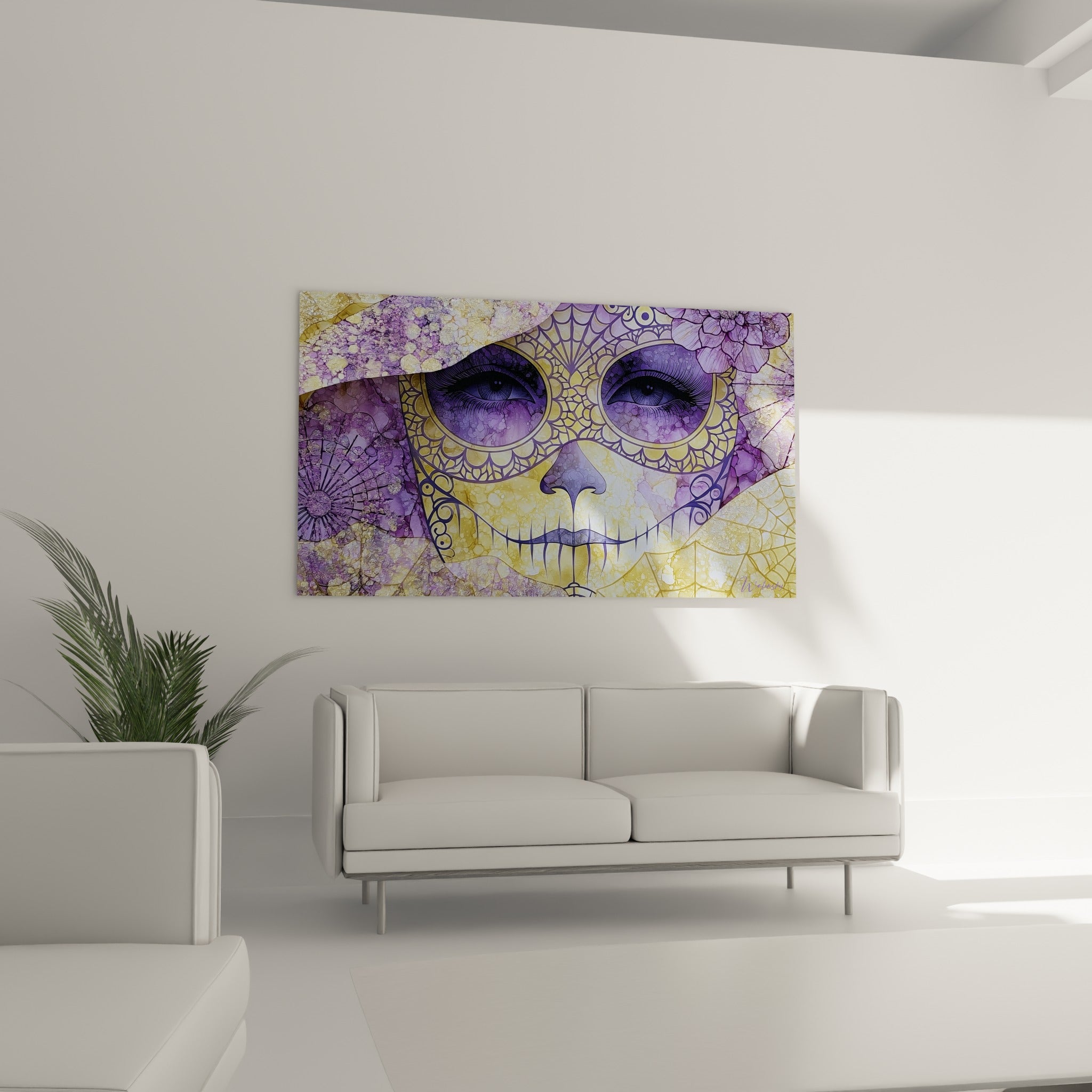 Crâne mexicain violet et doré aux toiles d'araignée au-dessus d'un canapé dans un salon lumineux