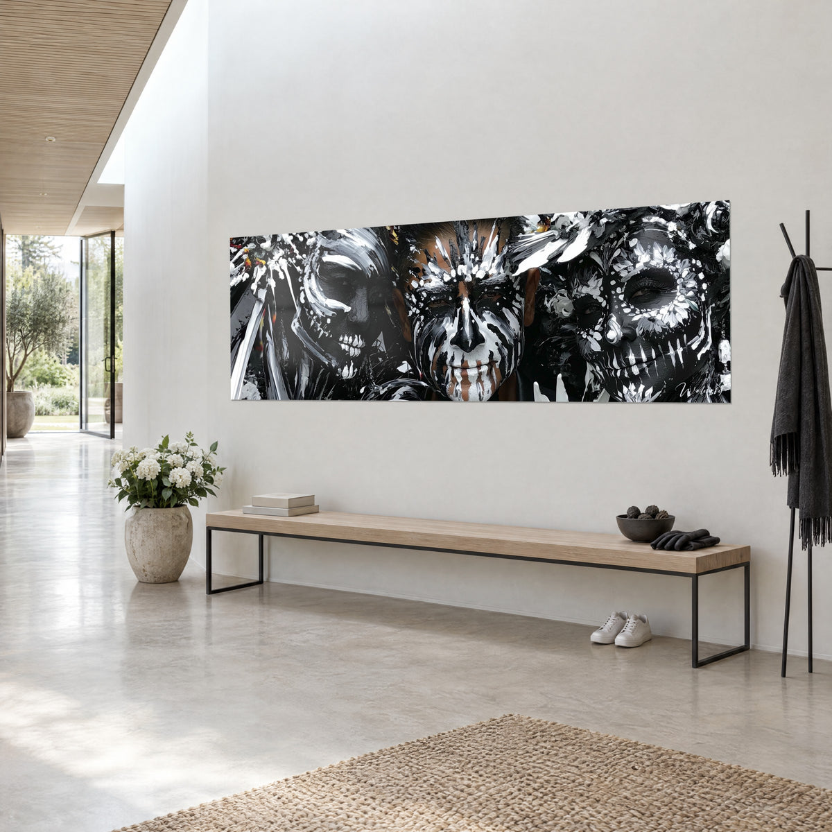 Schilderij triptiek met calavera-maskers met witte, berijpte trekken op een zwarte achtergrond en amberkleurige huid, lichte muur, houten bank
