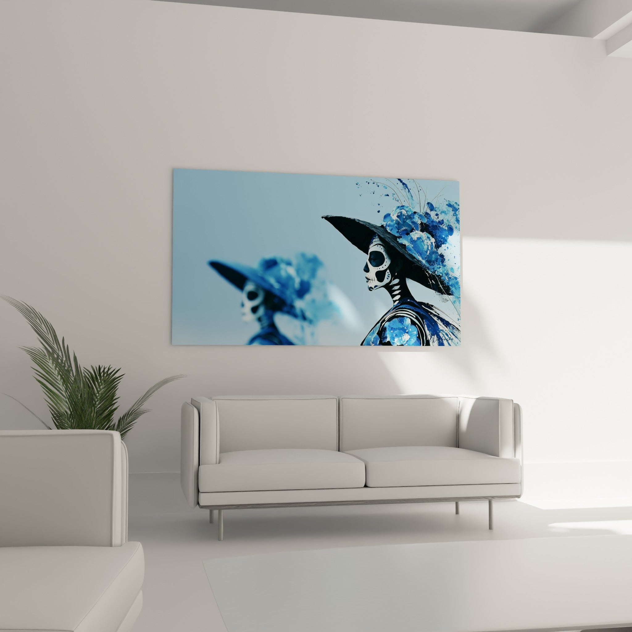 Portrait de Catrina en bleu profond et noir, fleurs éclatées, au-dessus d'un canapé dans un salon lumineux