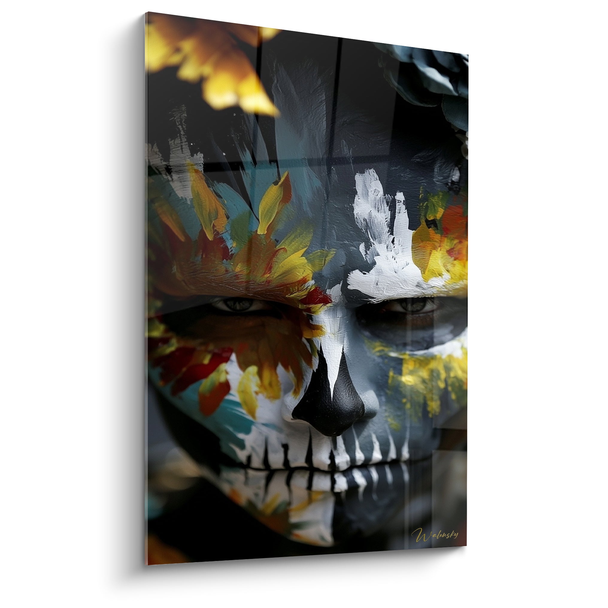 Visage Dia de los Muertos mi-crâne peint aux touches ocre et blanches sur fond anthracite intense