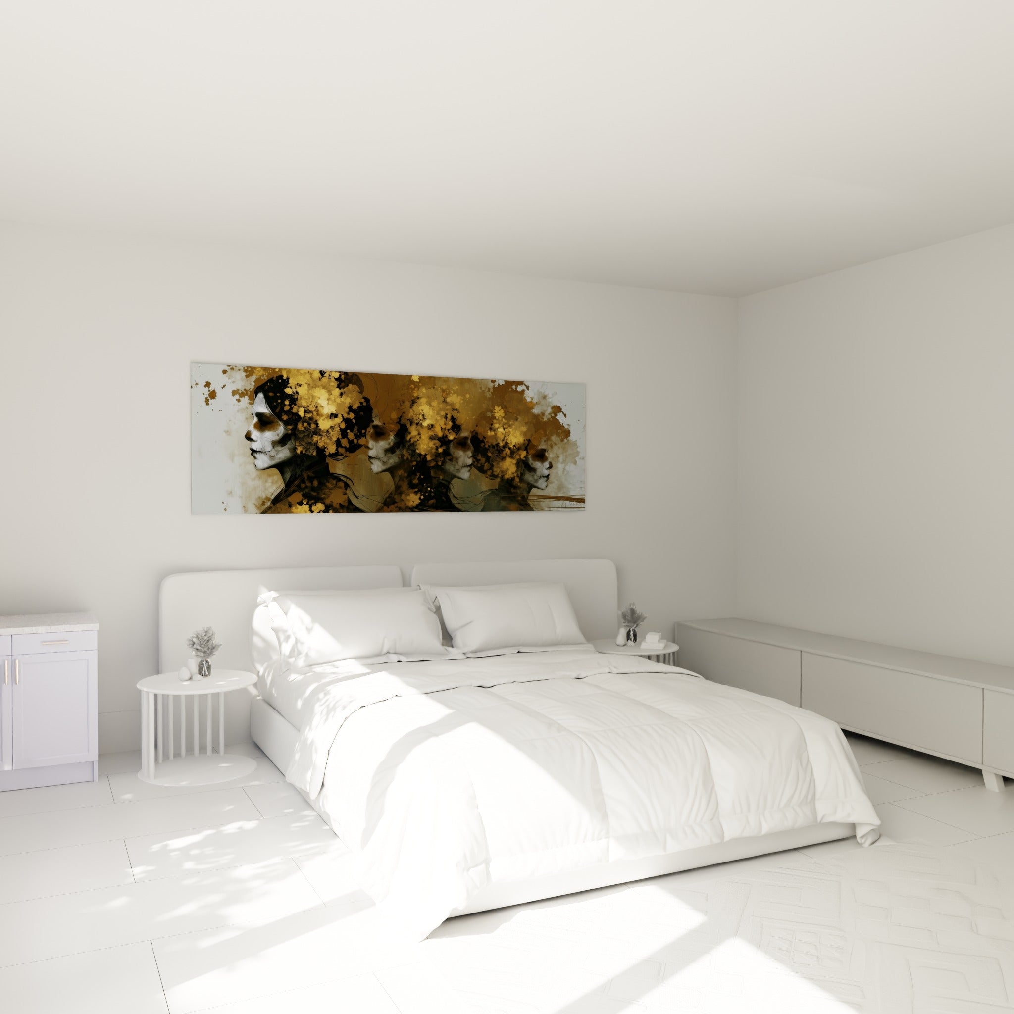 Visage doré aux multiples profils répétés au-dessus d'un lit dans une chambre claire.
