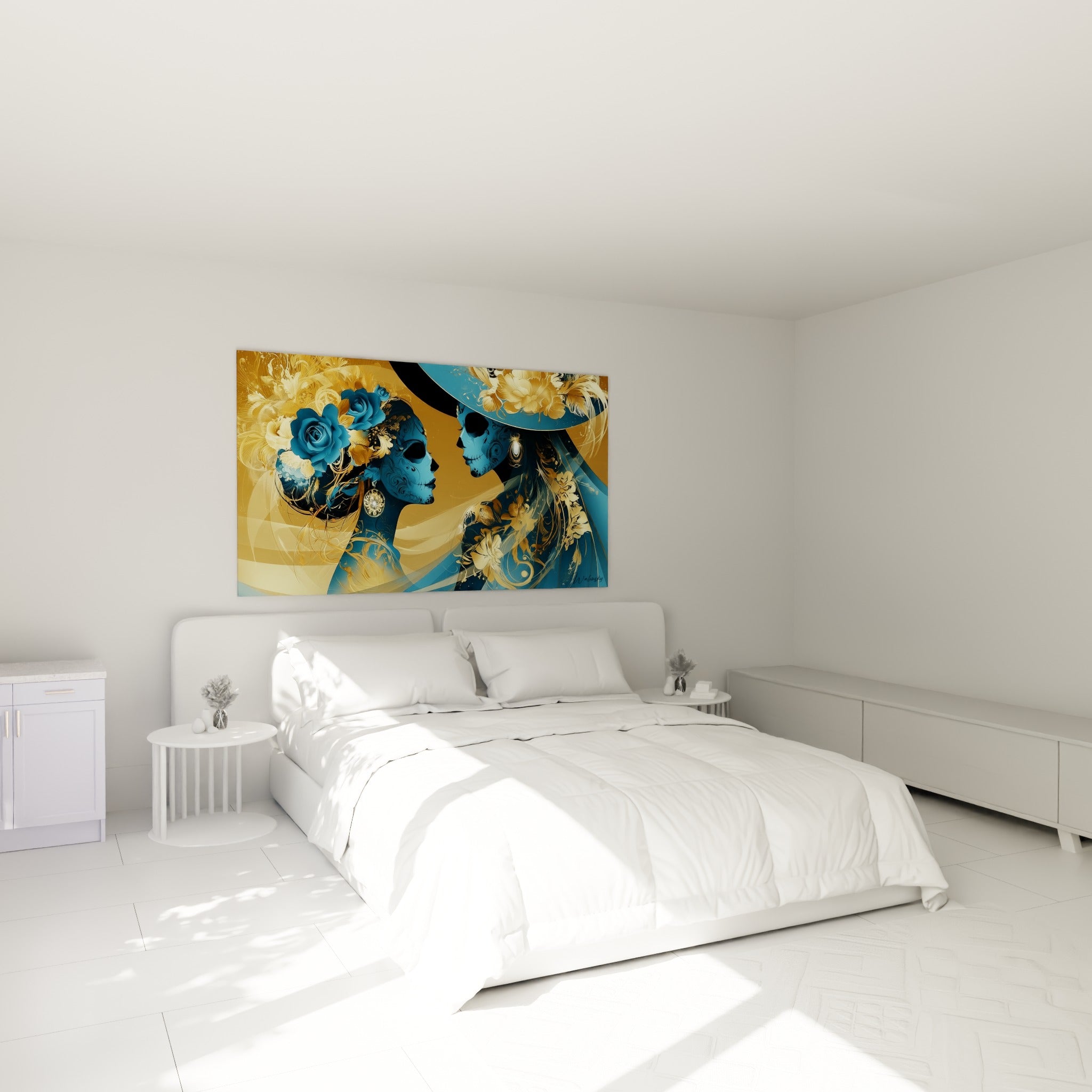 Catrinas bleu profond parées de fleurs dorées, accrochées au-dessus d'un lit dans une chambre claire.