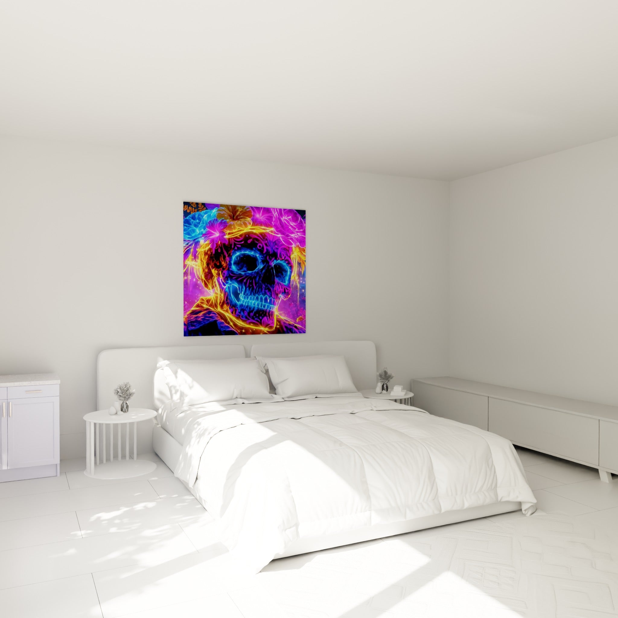Fleurs violettes et bleues encadrant un crâne lumineux Dia de los Muertos au-dessus d'un lit dans une chambre claire
