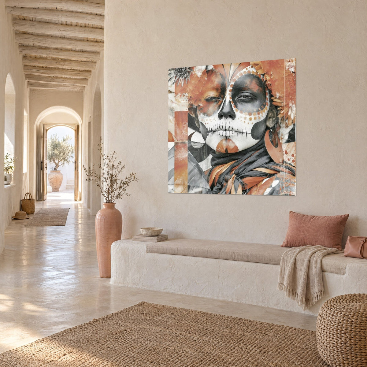 Cuadro máscara de calavera en blanco y naranja enmarcada con flores, pared crema, gran arco y pasillo soleado en tres cuartos