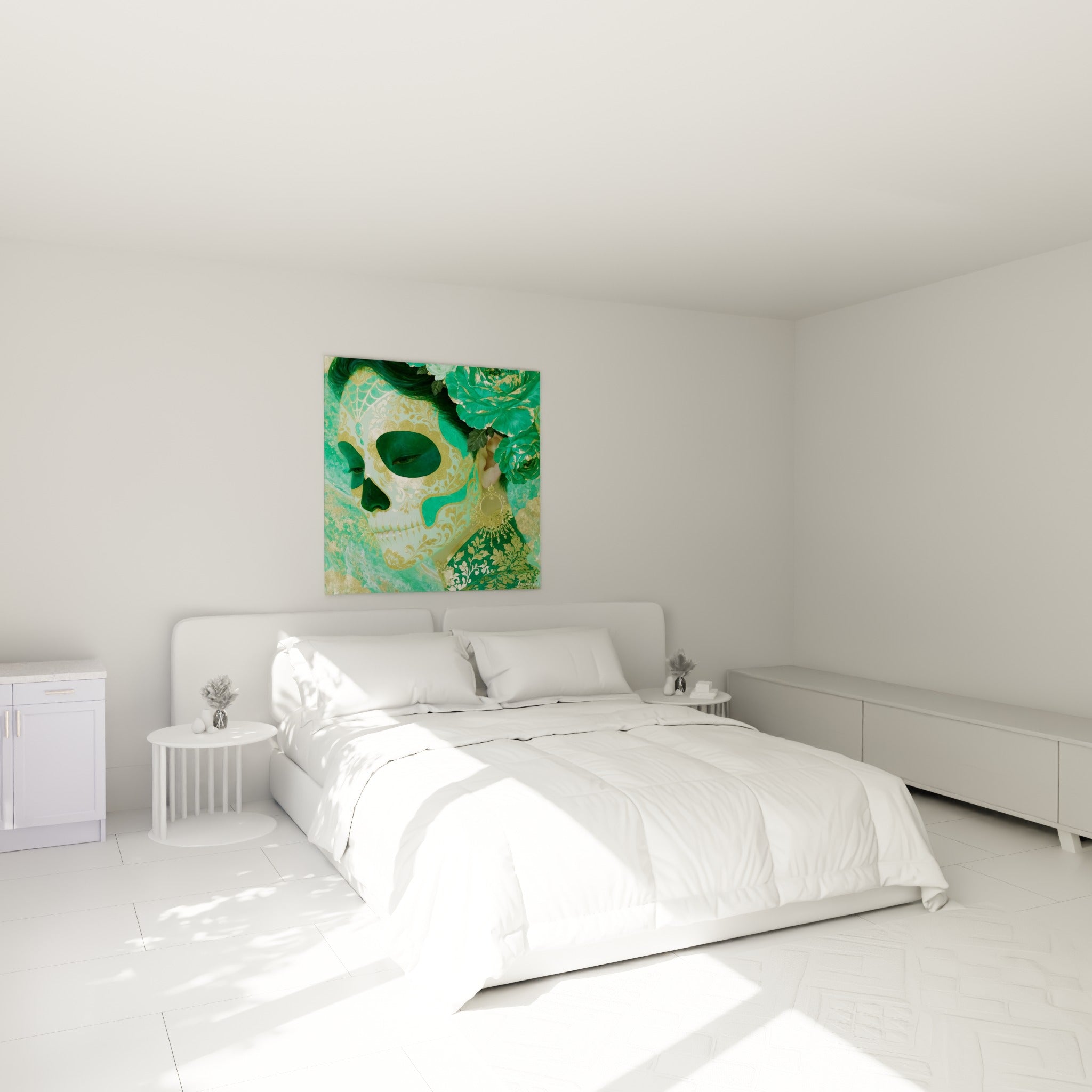 Portrait Dia de los Muertos vert émeraude et or accroché au-dessus d'un lit dans une chambre claire