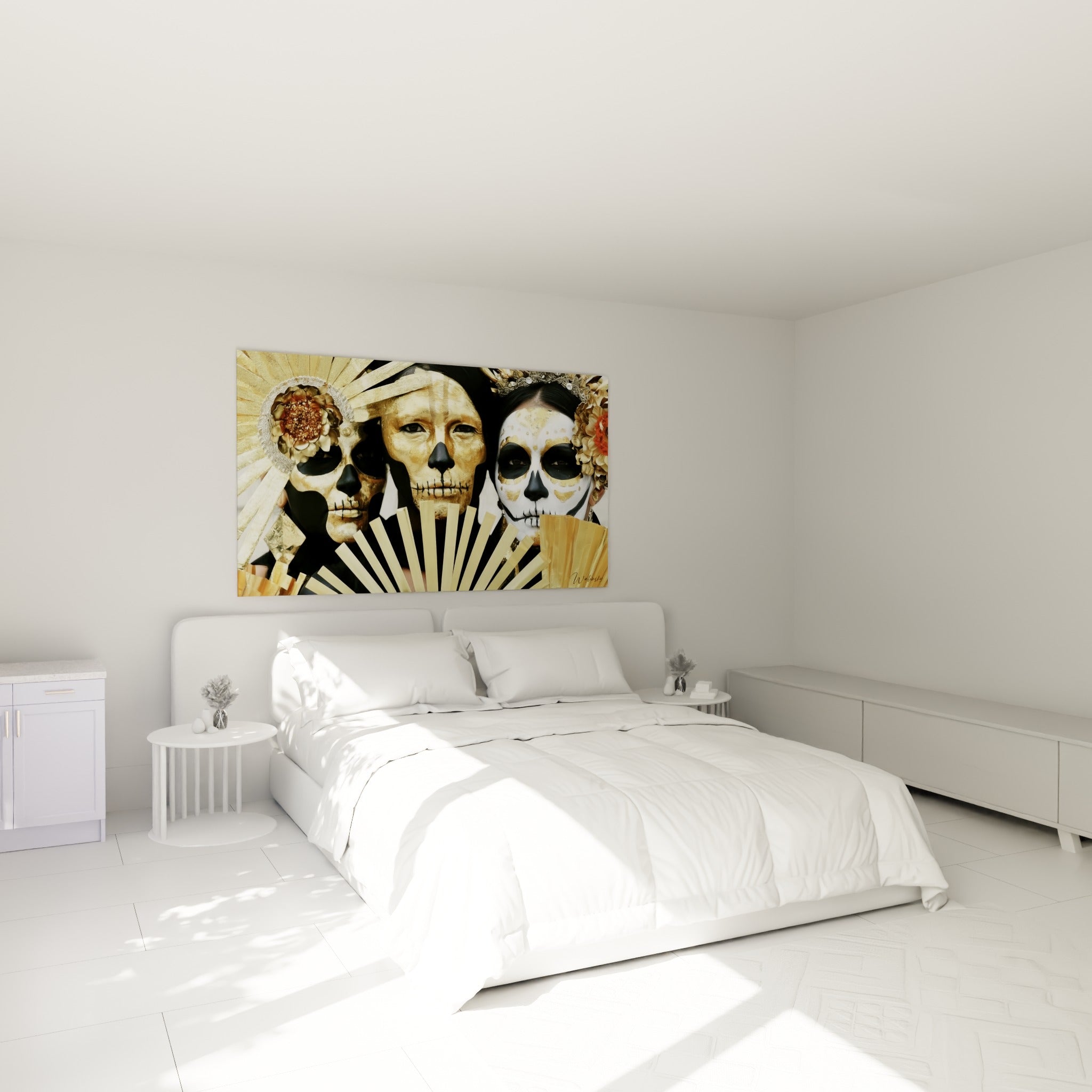 Visages dorés au maquillage crâne du tableau Dia de los Muertos, au-dessus d'un lit dans une chambre claire