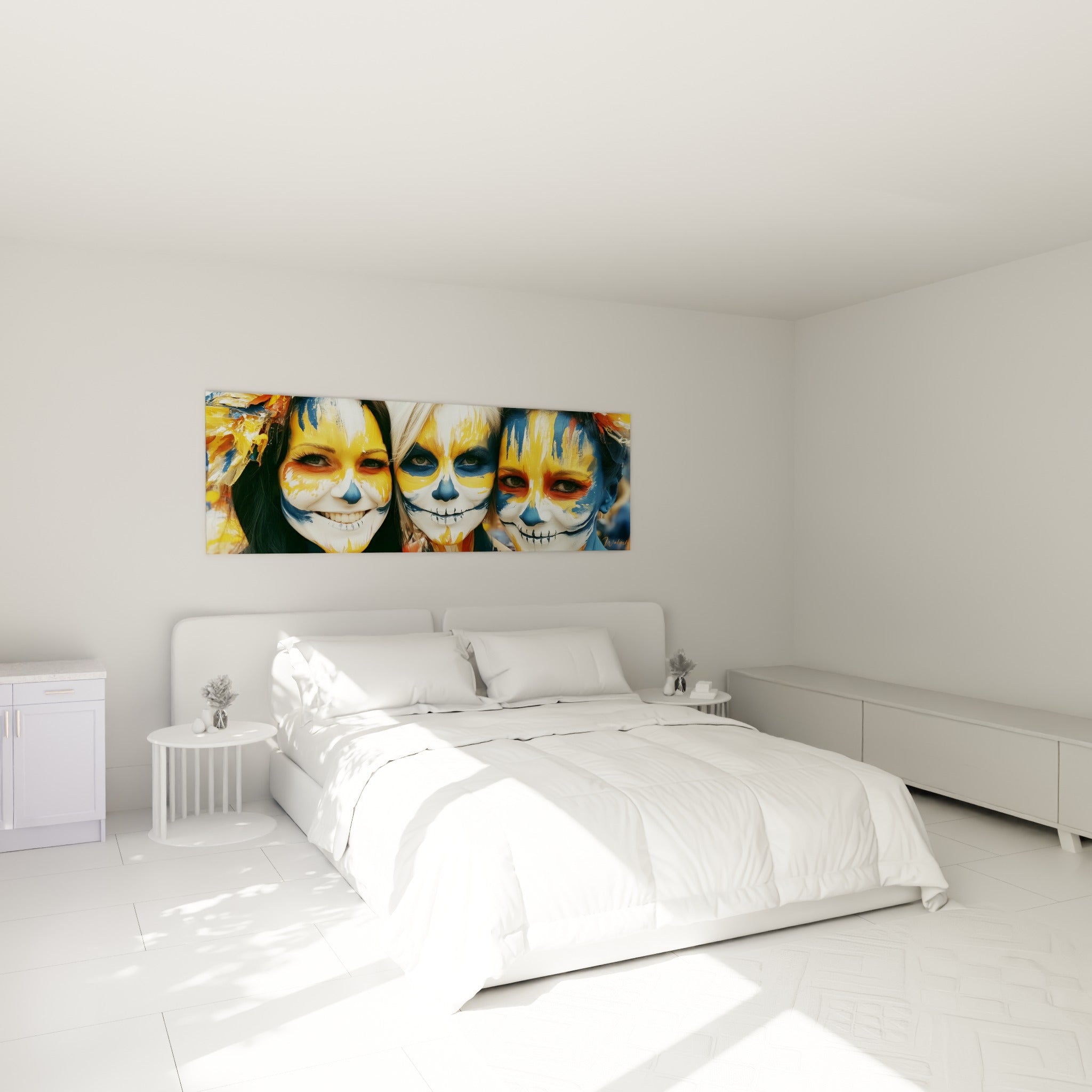 Visages maquillés Dia de los Muertos jaune et terracotta au-dessus d'un lit dans une chambre claire