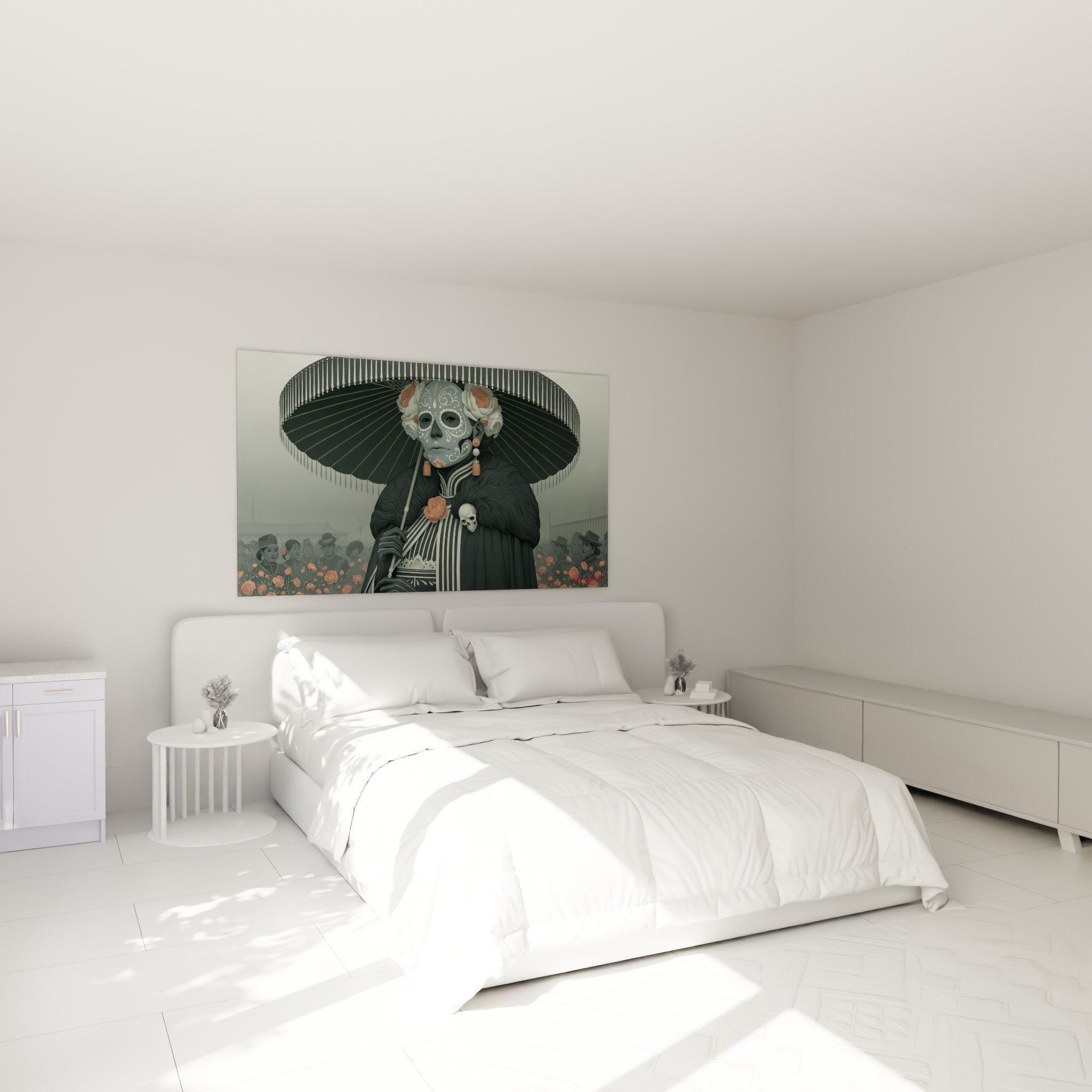 Figure au masque gris orné et roses corail du Dia de los Muertos, au-dessus d'un lit dans une chambre claire