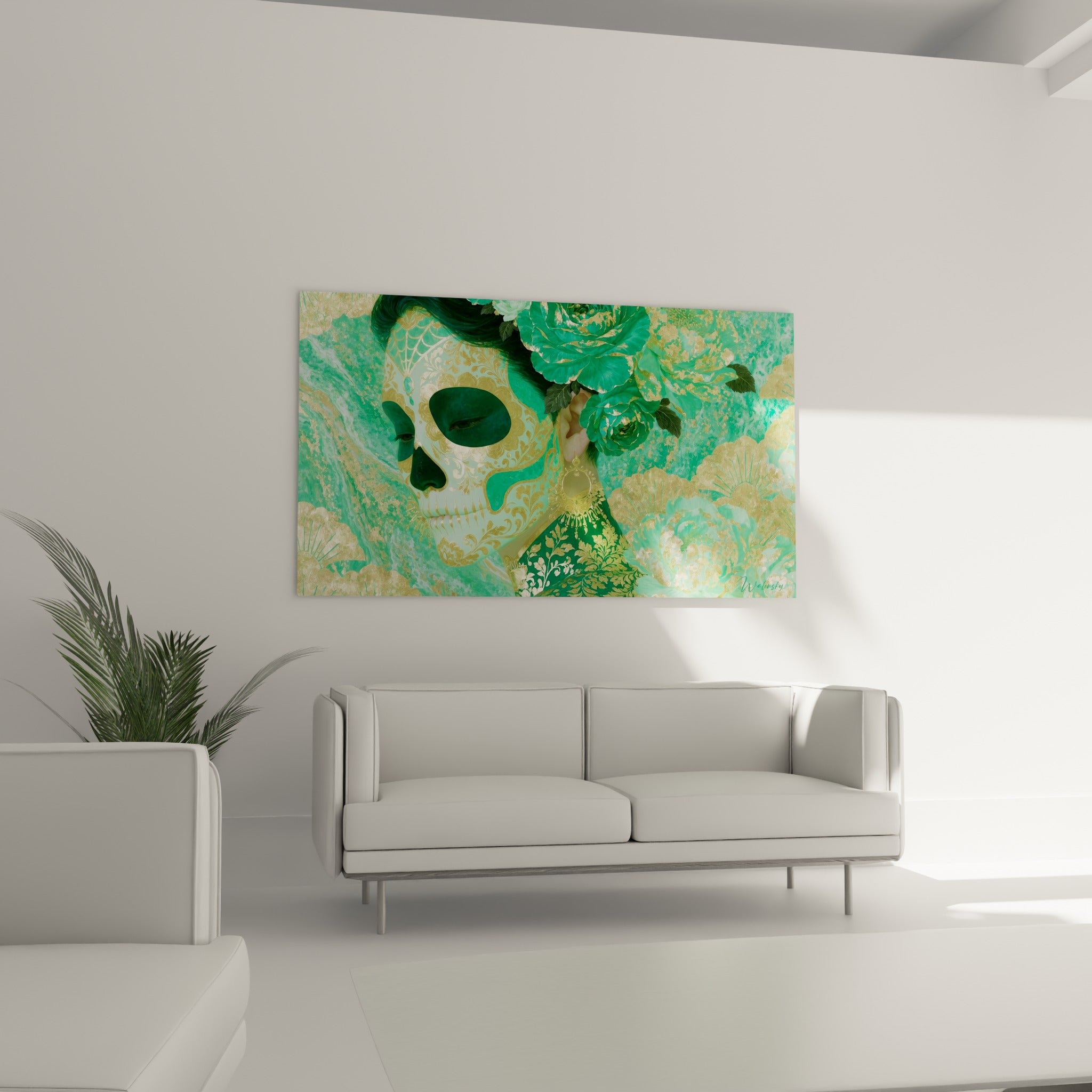 Motif doré Dia de los Muertos sur fond vert sauge et émeraude, au-dessus d'un canapé dans un salon lumineux