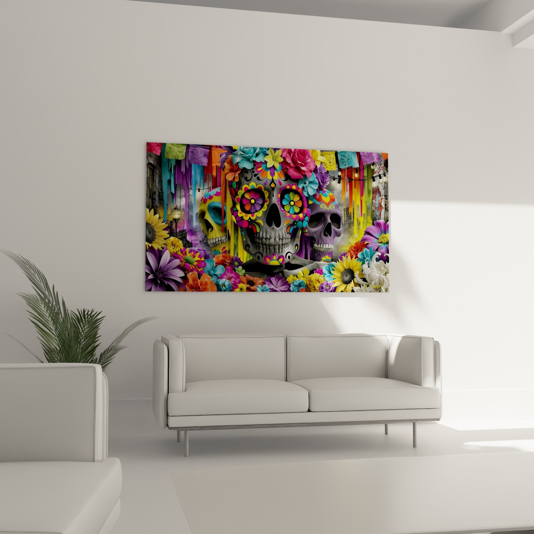 Motifs floraux turquoise et violets du Dia de los Muertos suspendus au-dessus d'un canapé dans un salon lumineux