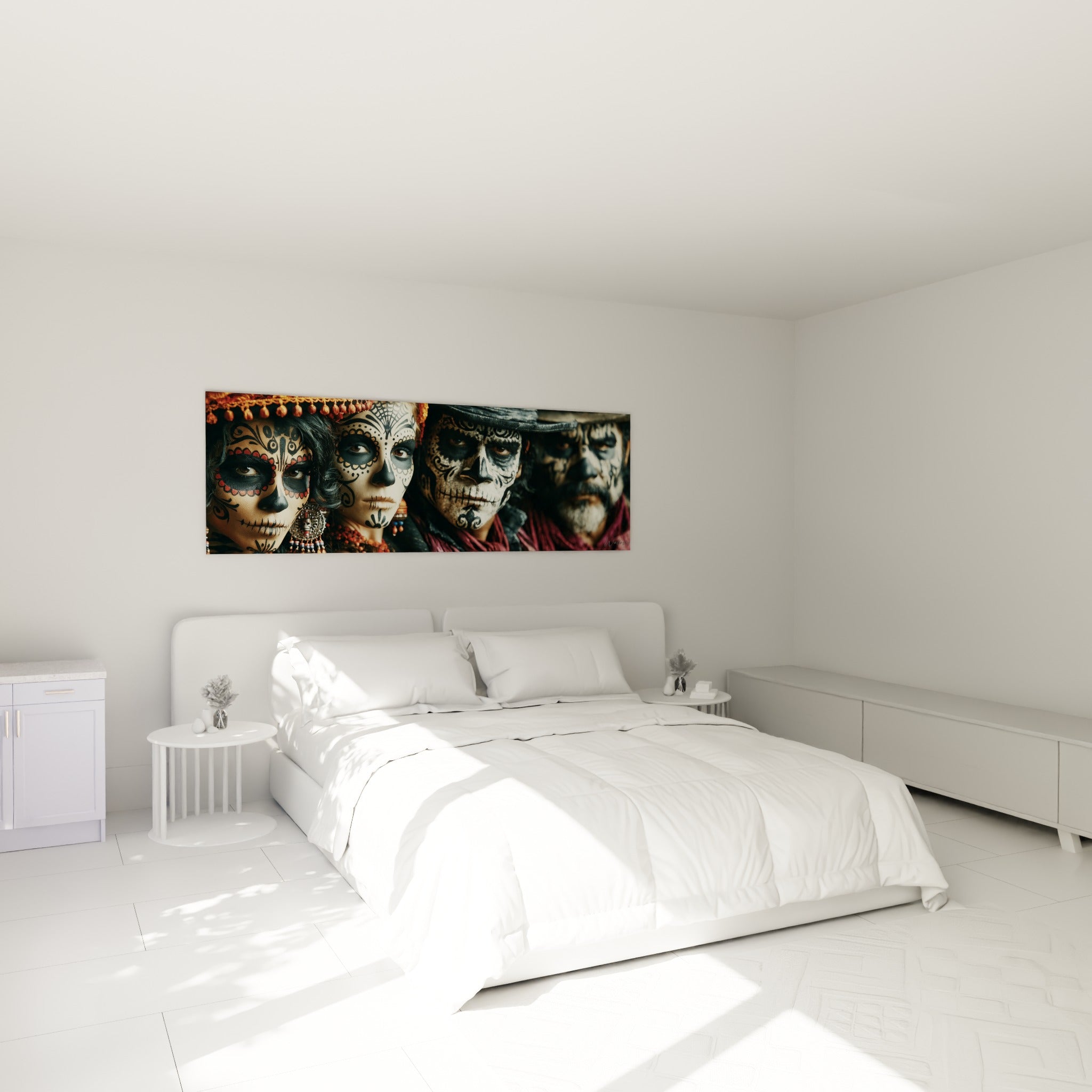 Visages Dia de los Muertos ocre et bordeaux au-dessus d'un lit dans une chambre claire
