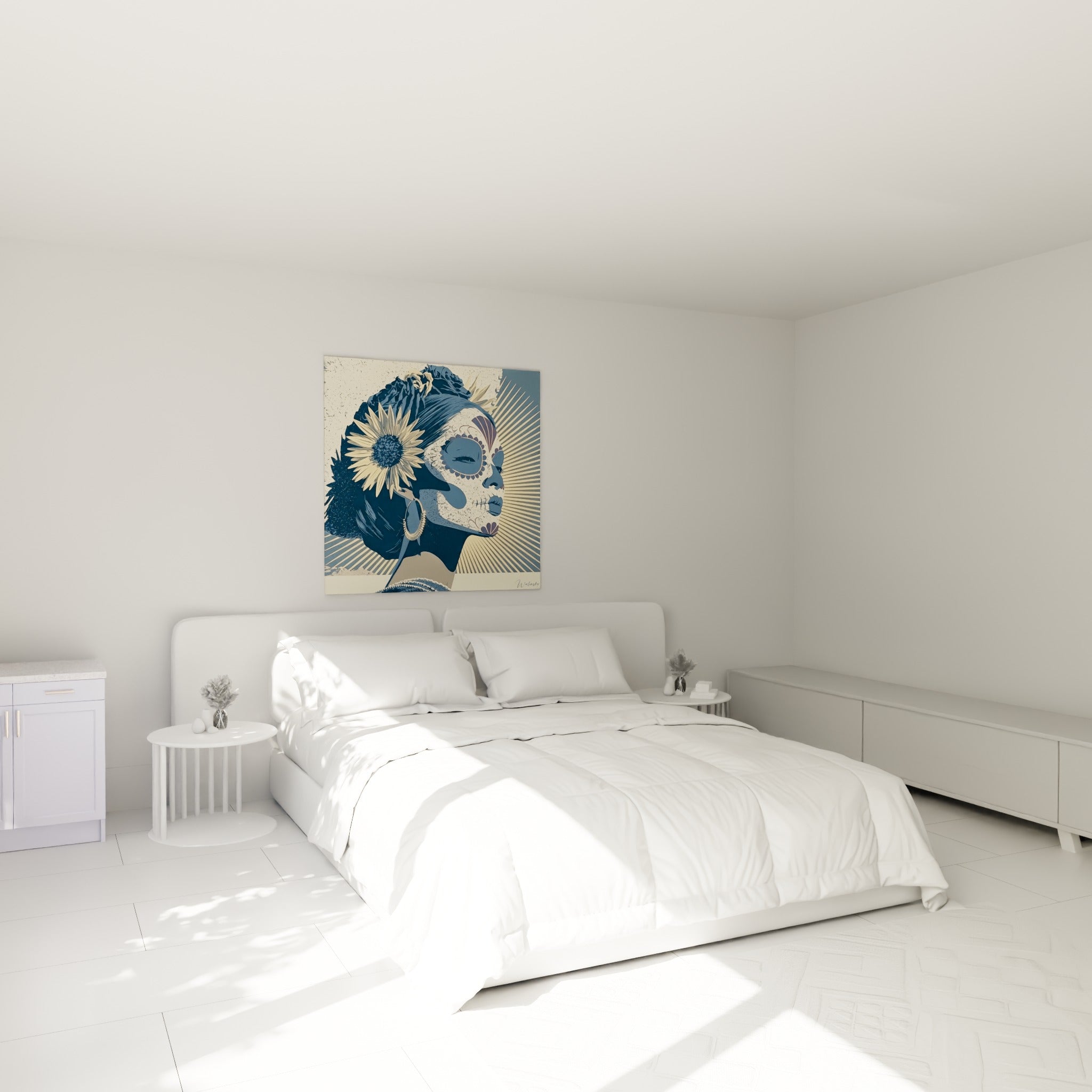 Visage peint bleu marine et terracotta du Dia de los Muertos, accroché au-dessus d'un lit dans une chambre claire