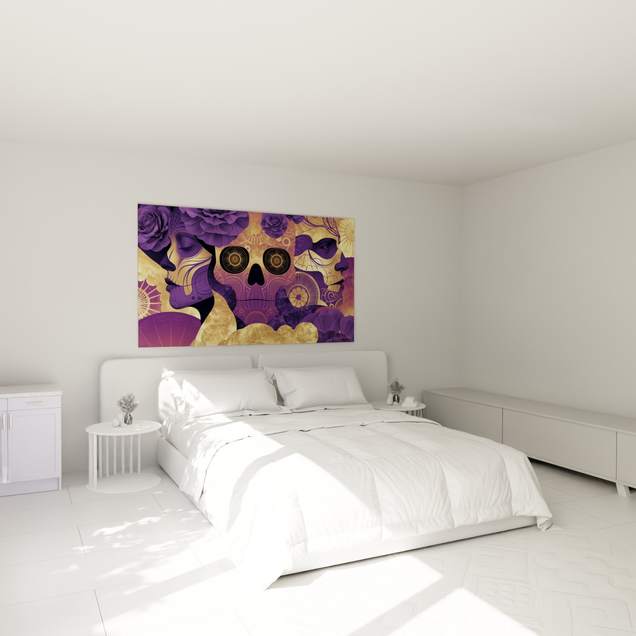 Deux profils violets encadrant un crâne doré Dia de los Muertos, accroché au-dessus d'un lit dans une chambre claire