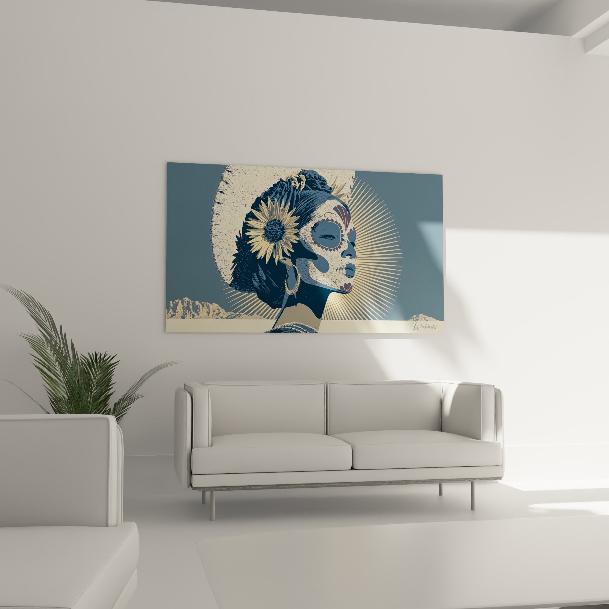 Visage peint mexicain aux tons bleu ardoise et rayons dorés, accroché au-dessus d'un canapé dans un salon lumineux