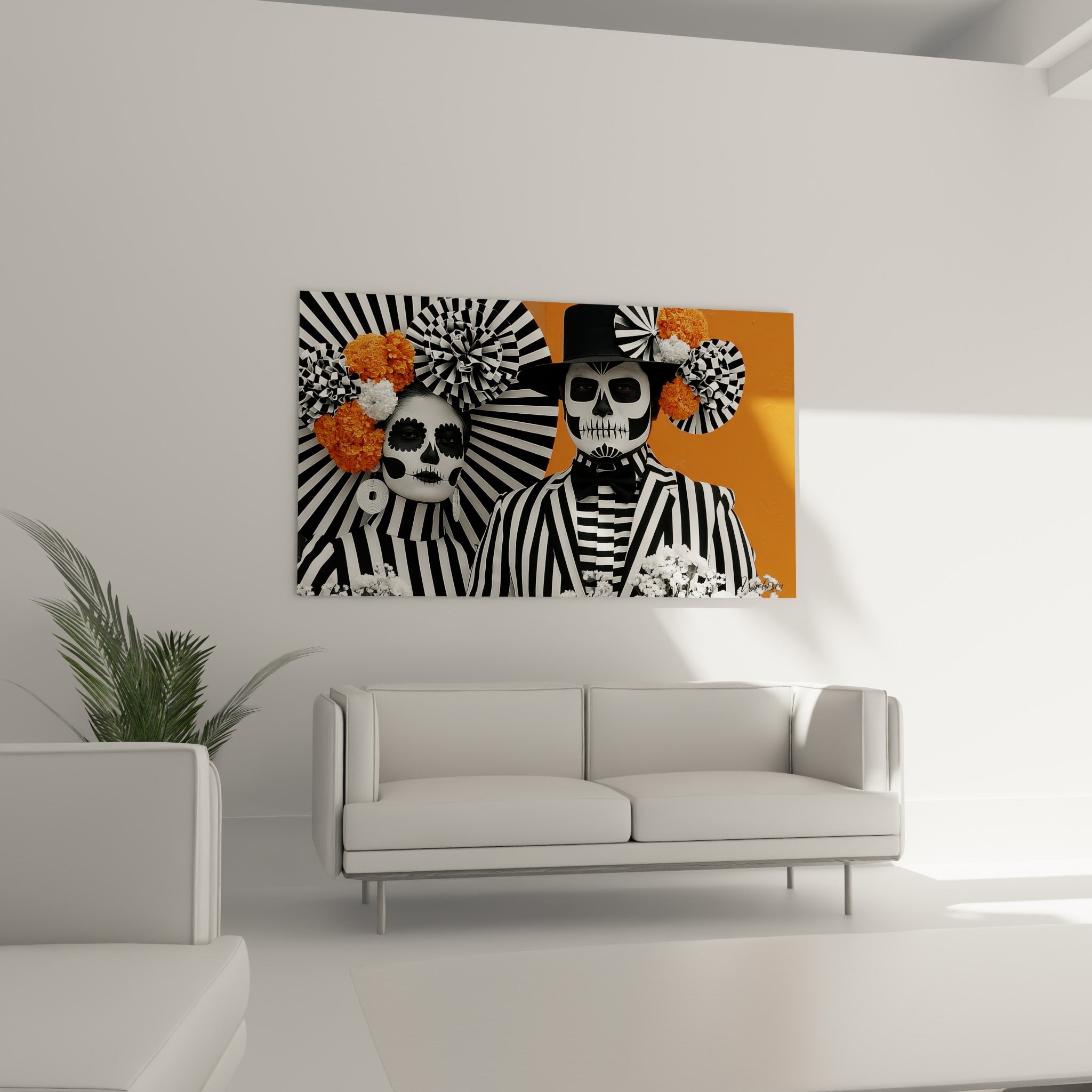 Maquillage crânien du Dia de los Muertos, costumes rayés noir blanc, au-dessus d'un canapé dans un salon lumineux