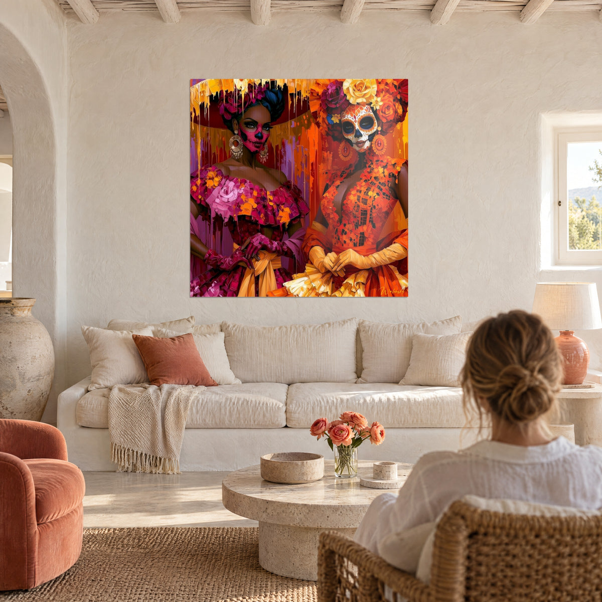 Cuadro dos catrinas con rostros de calavera de azúcar, vestidos magenta y naranja, rosas chorreantes, sobre un sofá en un salón luminoso