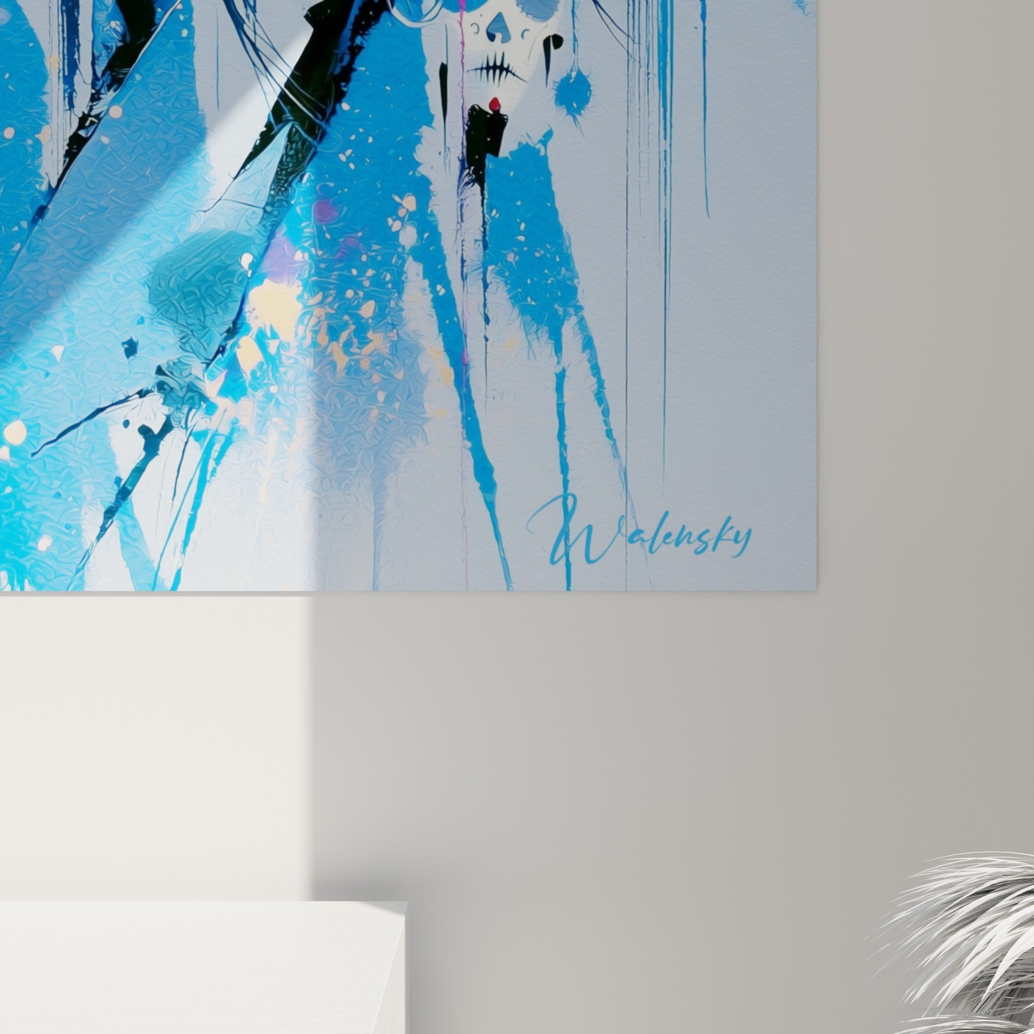 Empâtements bleu marine et coulures noires se mêlant à des touches dorées sur ce tableau Dia de los Muertos