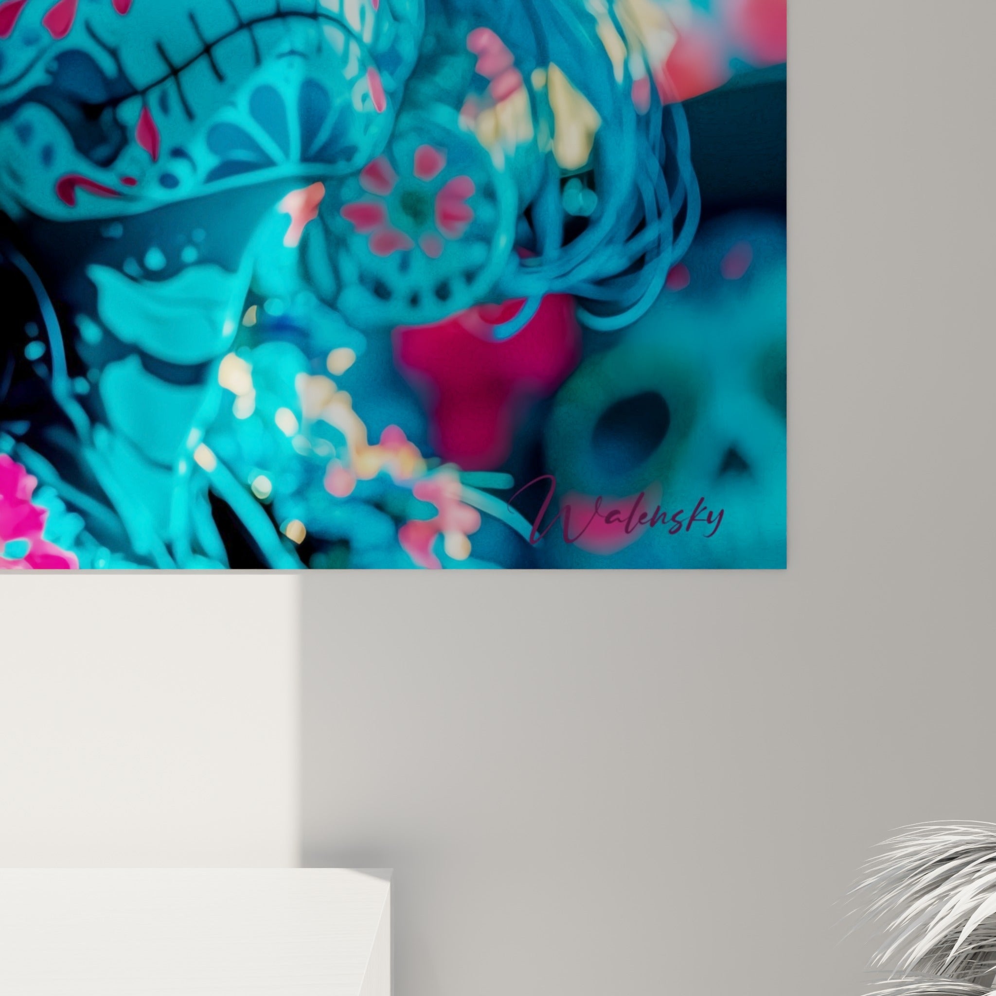 Détail des pétales roses et du grain bleuté de ce tableau Dia de los Muertos accroché au mur