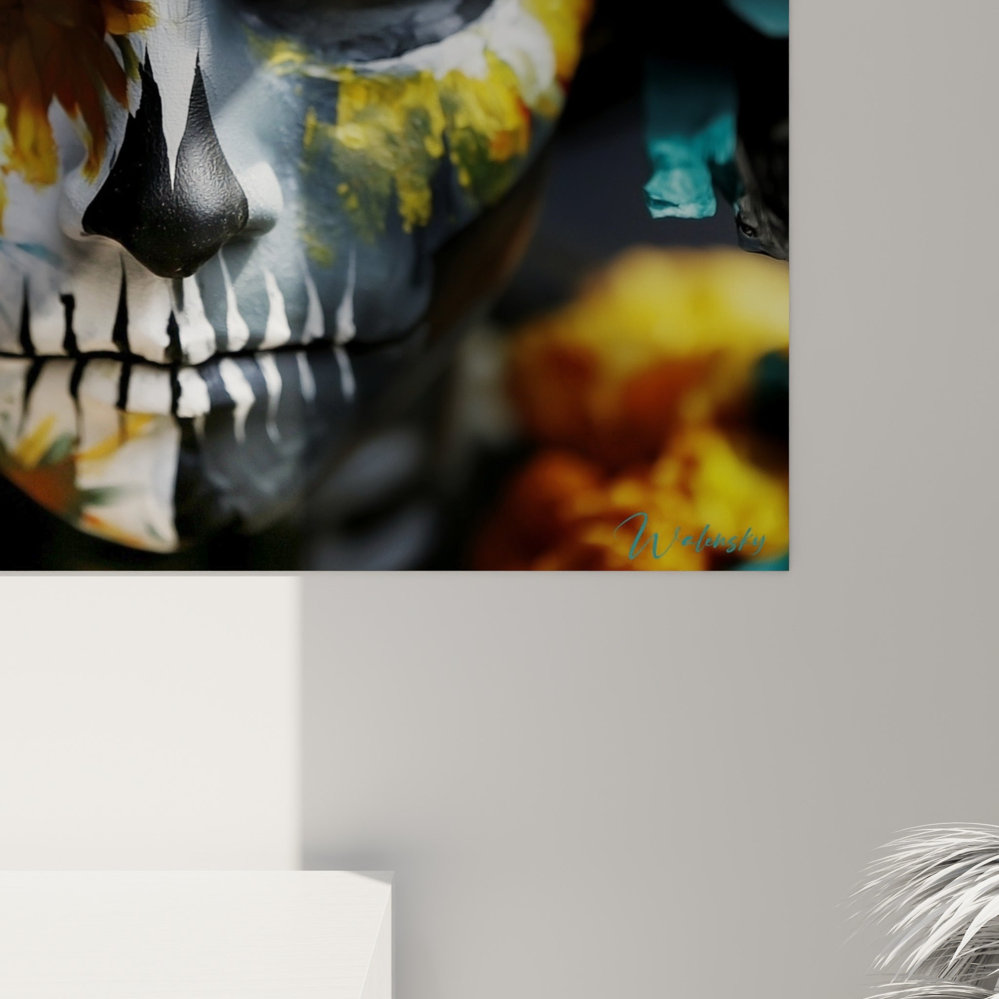 Empâtements blancs et coulures orange du visage Dia de los Muertos visibles en gros plan sur la toile