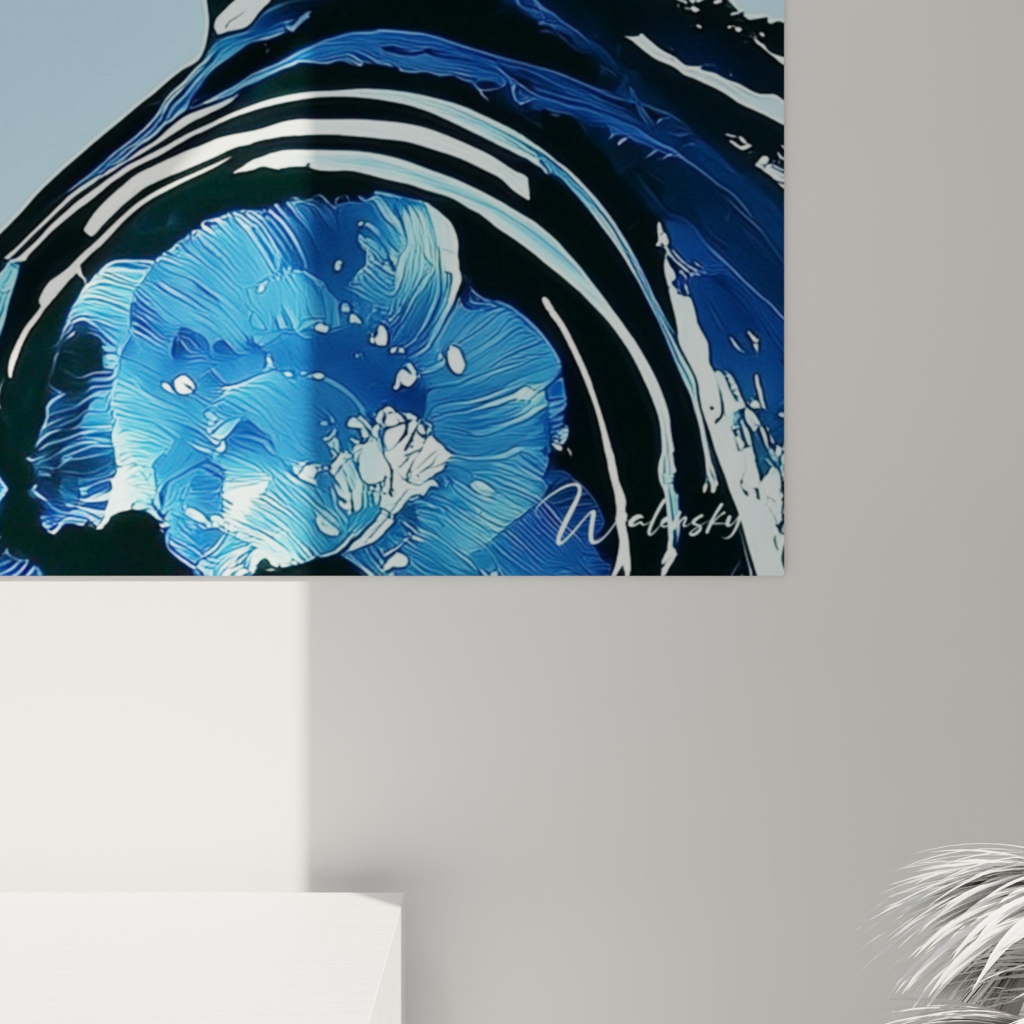 Empâtements bleu marine et blanc du chapeau fleuri, grain visible de cette œuvre Dia de los Muertos accrochée
