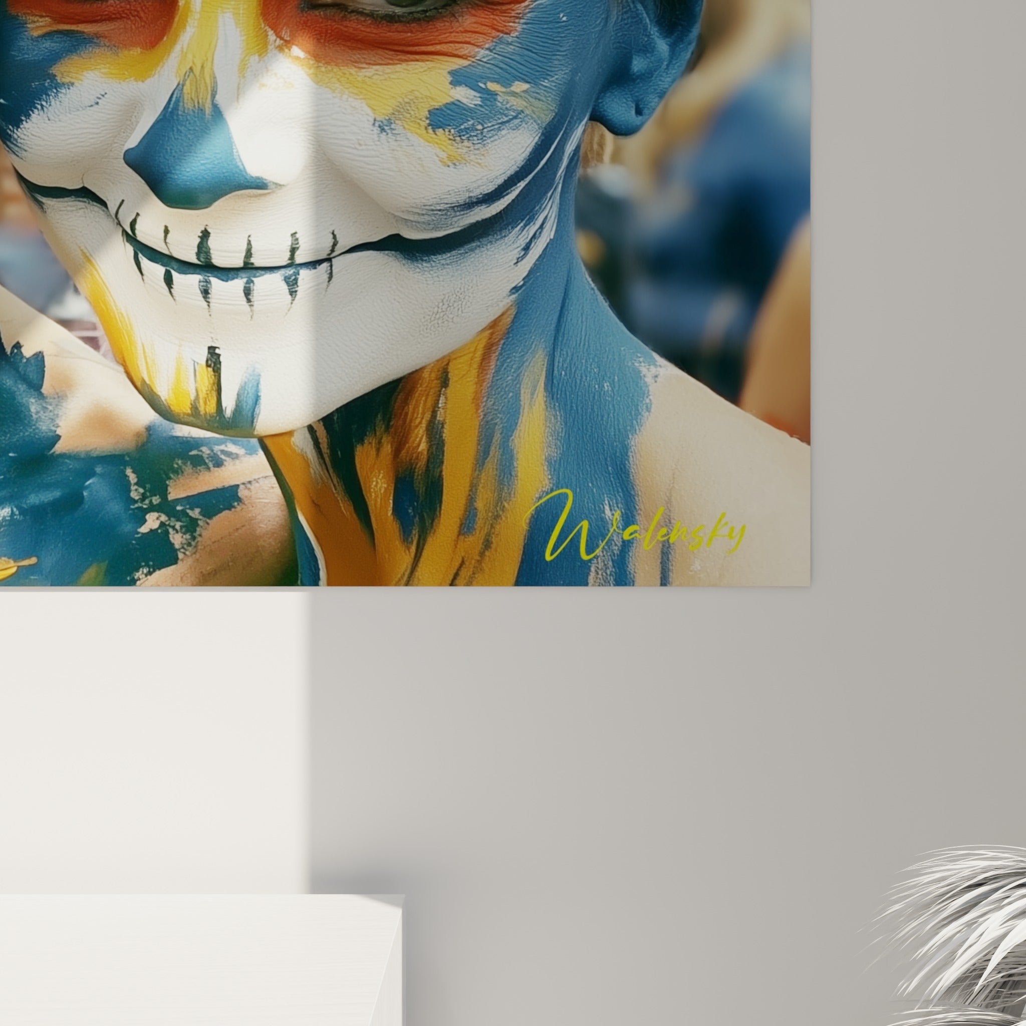 Empâtements colorés jaune et bleu marine visibles de près sur ce tableau Dia de los Muertos accroché