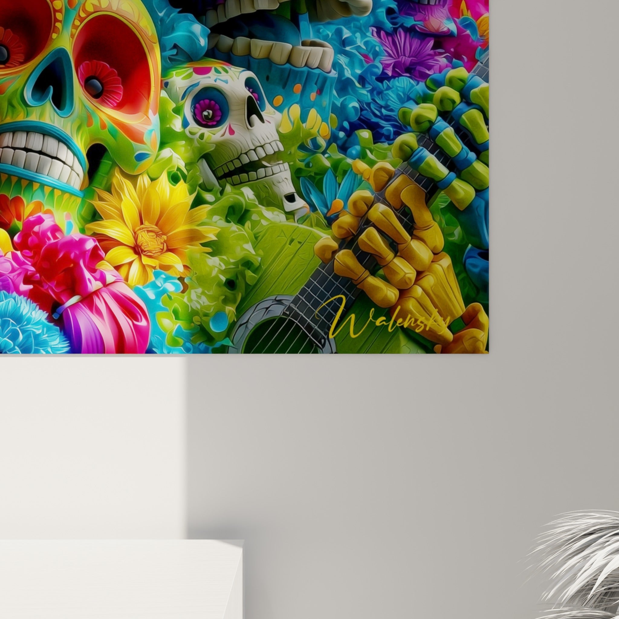Empâtements de peinture liquide jaune et magenta sur ce crâne Dia de los Muertos accroché au mur
