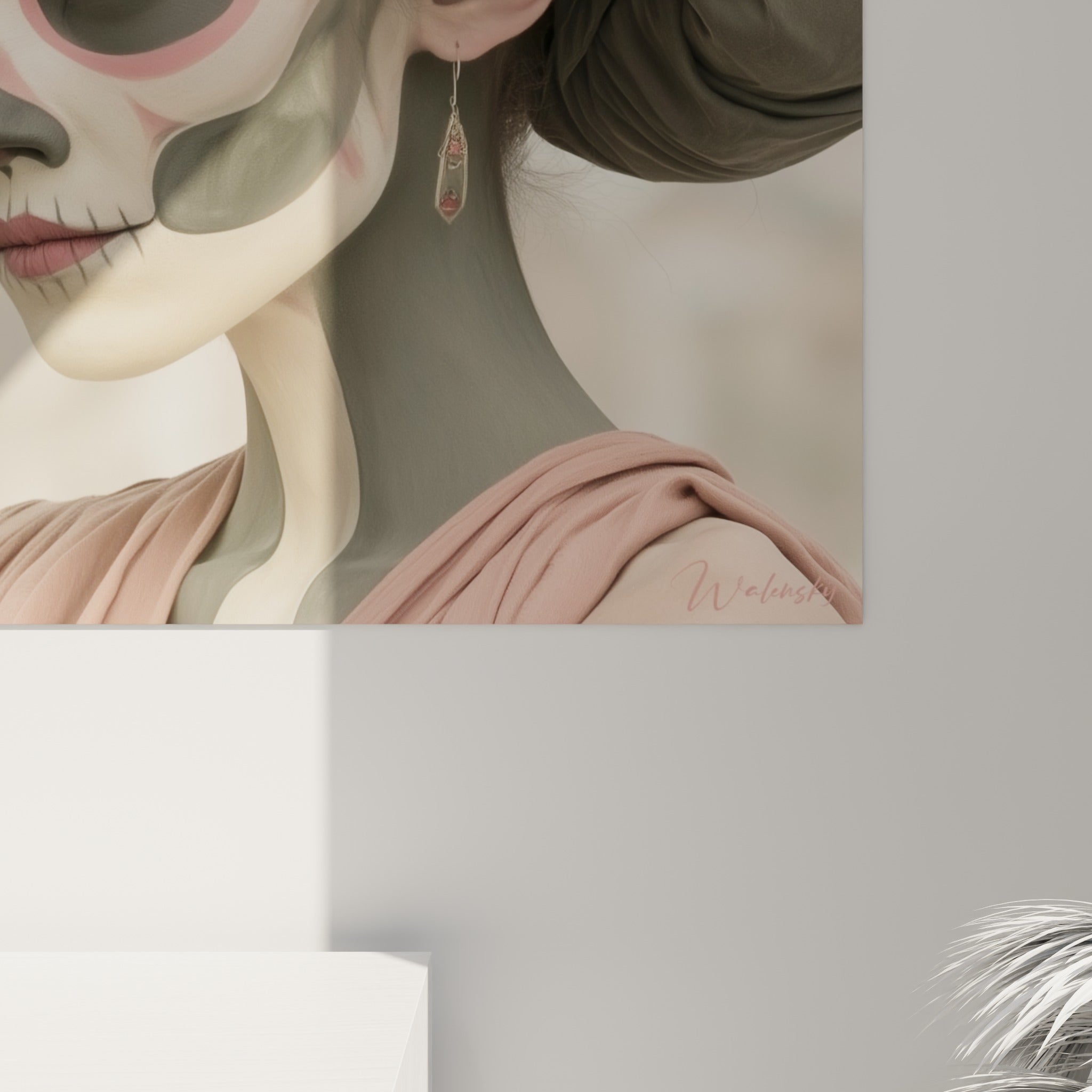 Pétales de roses roses et ivoire finement texturés autour du maquillage anthracite de cette œuvre Dia de los Muertos