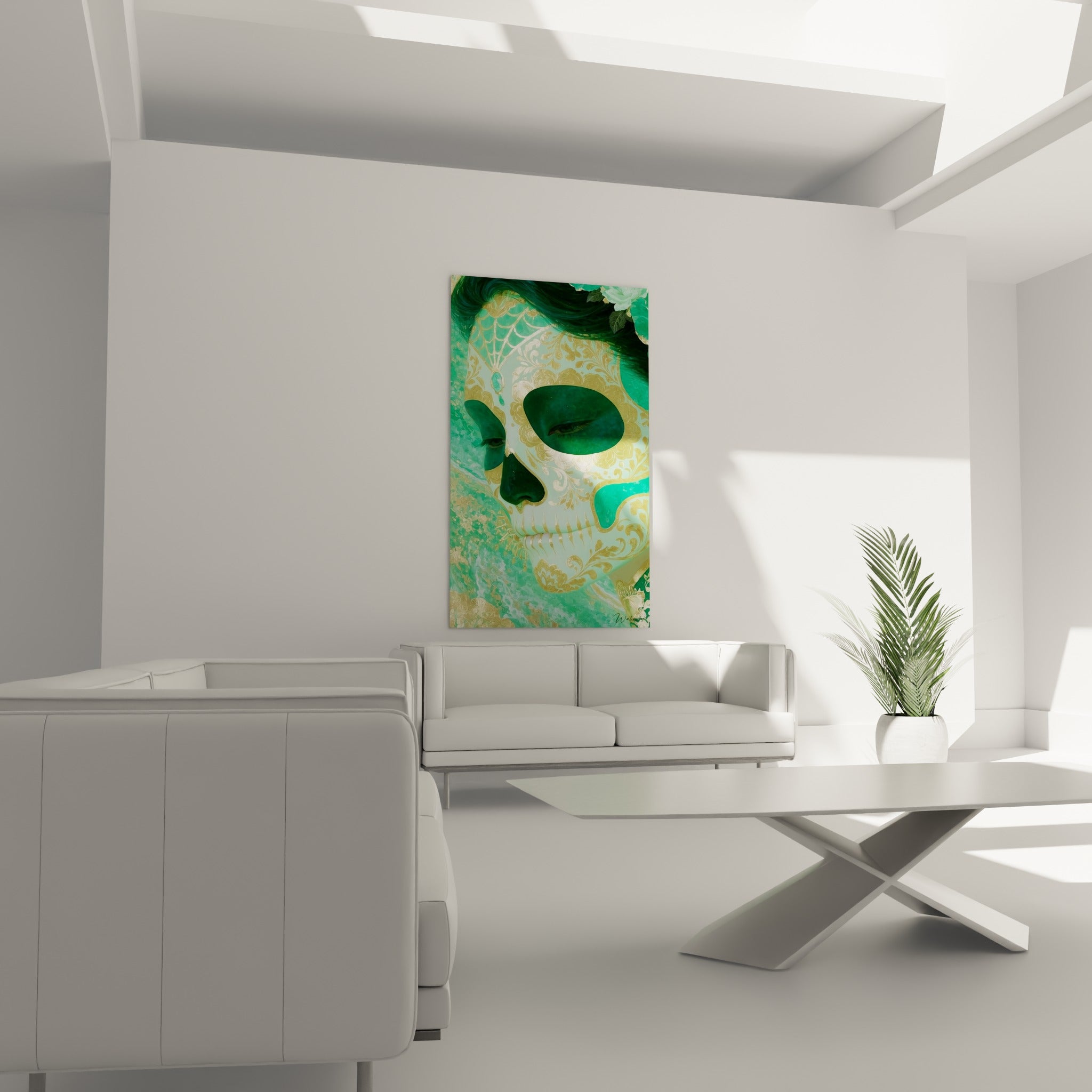 Motifs dorés Dia de los Muertos sur fond vert émeraude, visage rituel accroché au-dessus d'un canapé dans un salon lumineux