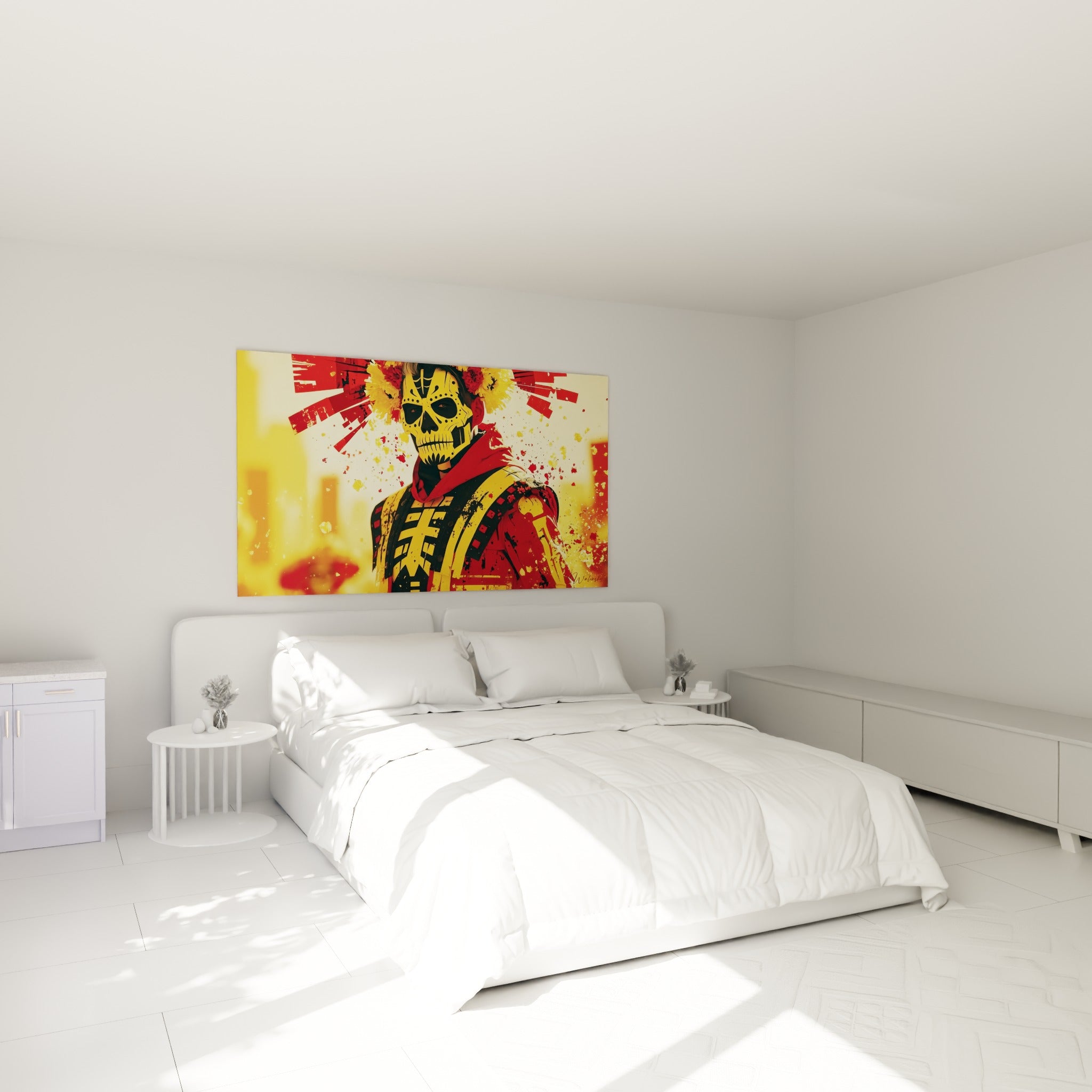 Silhouette masquée en doré et rouge du Dia de los Muertos accrochée au-dessus d'un lit dans une chambre claire